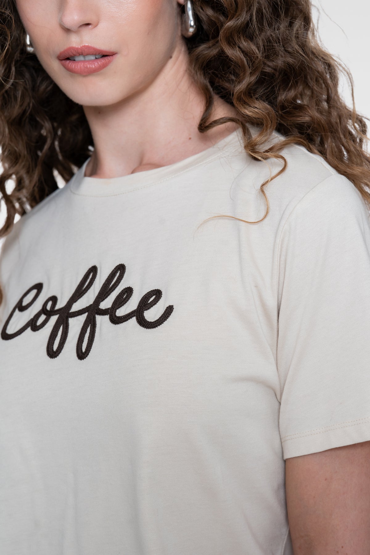 Geisha T-Shirt mit „Coffee“-Stickerei