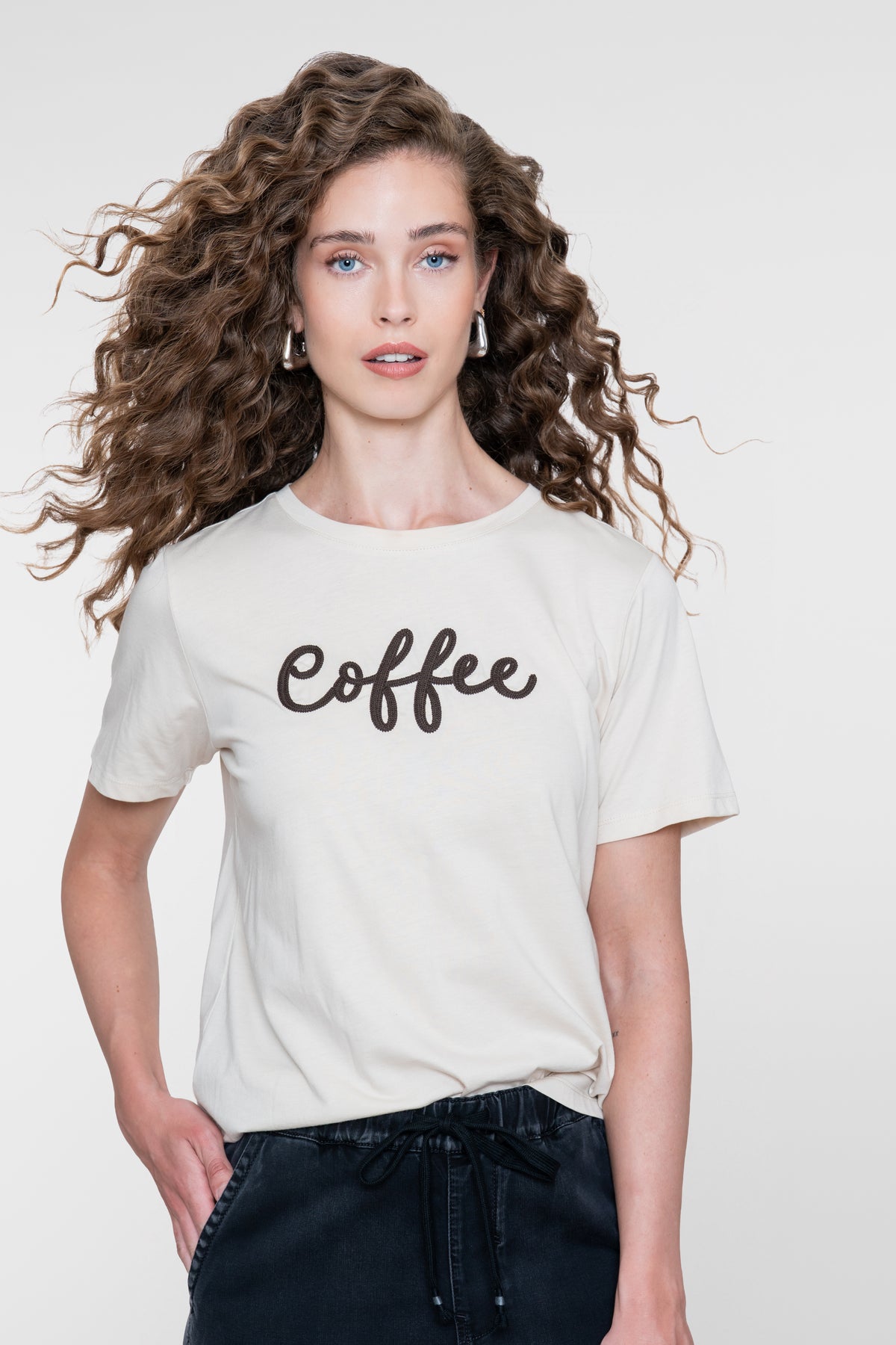 Geisha T-Shirt mit „Coffee“-Stickerei