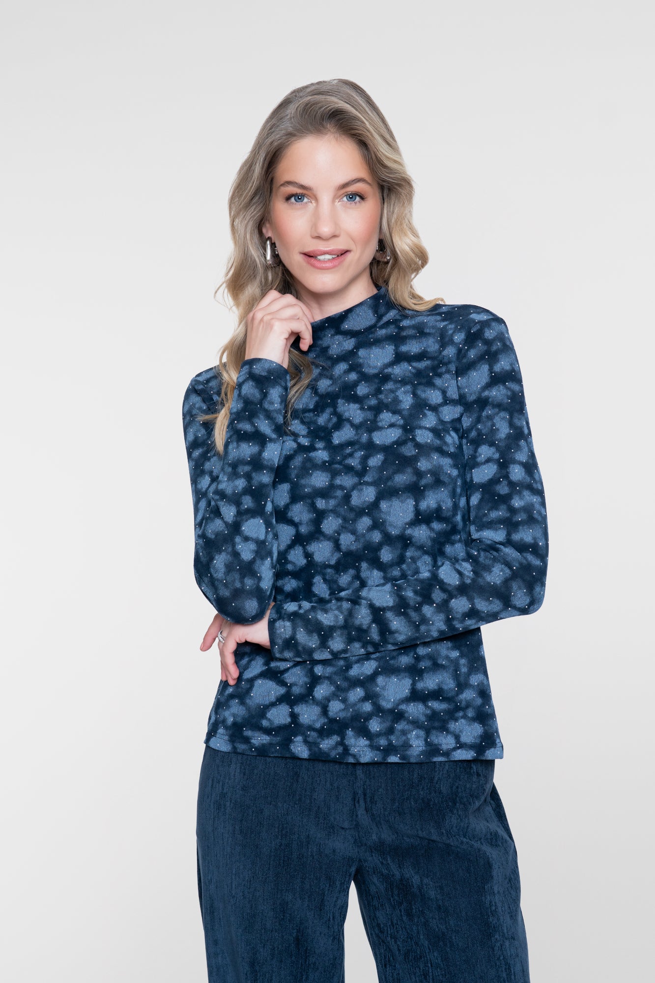 Geisha Top mit Dessin, Strasssteinen und Rollkragen