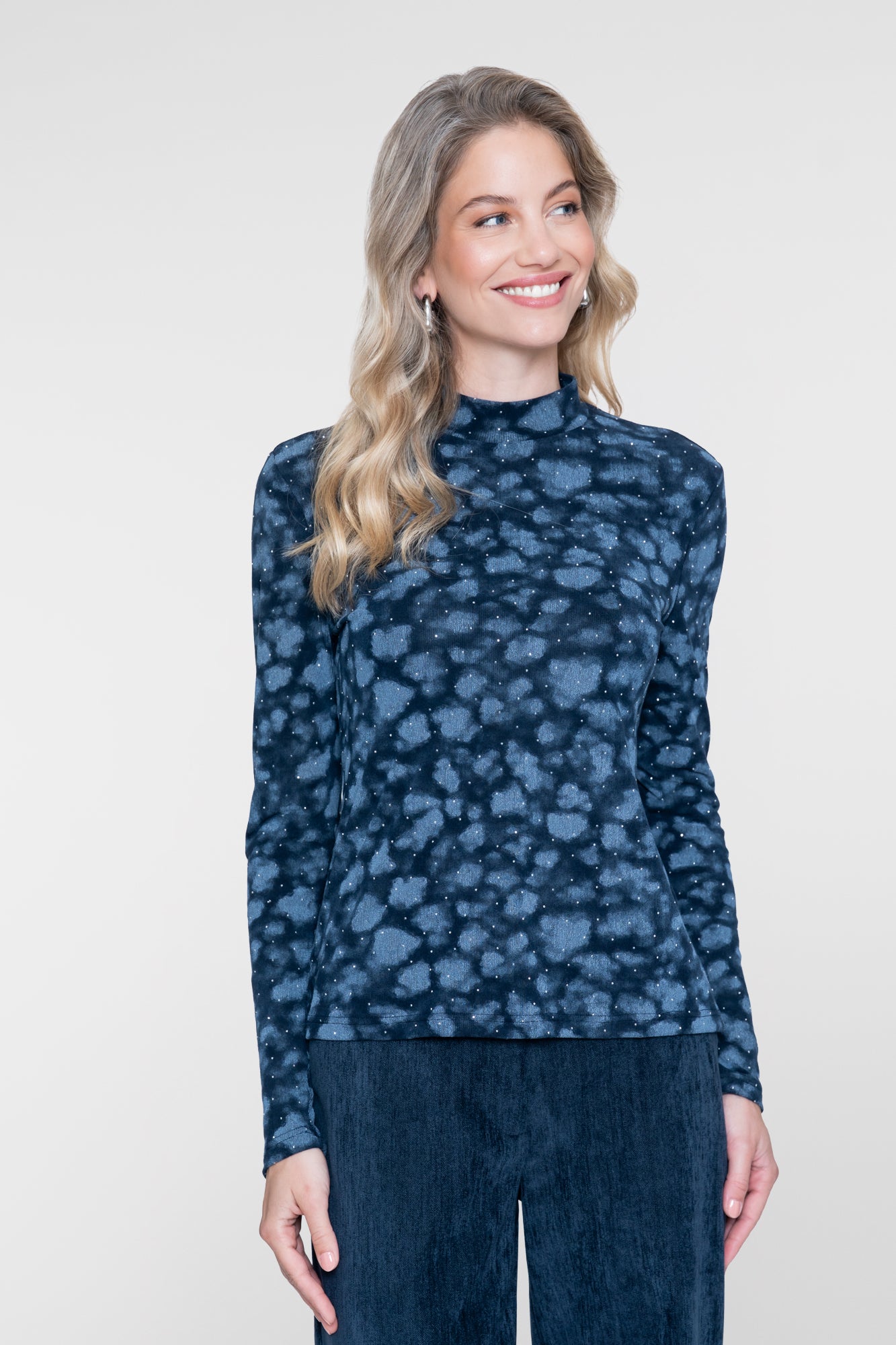 Geisha Top mit Dessin, Strasssteinen und Rollkragen