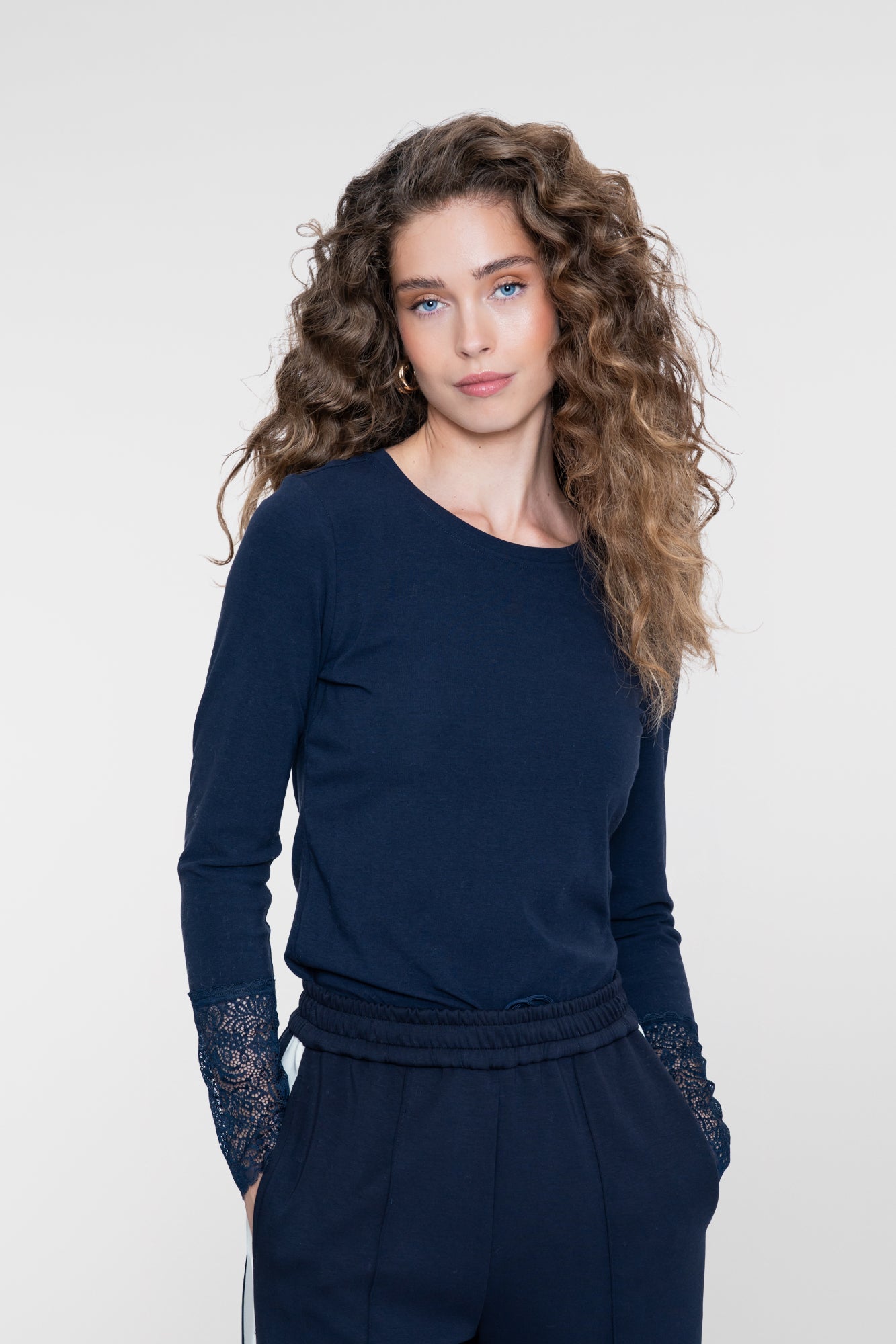 Geisha Basic-Top mit Spitzenmanschetten