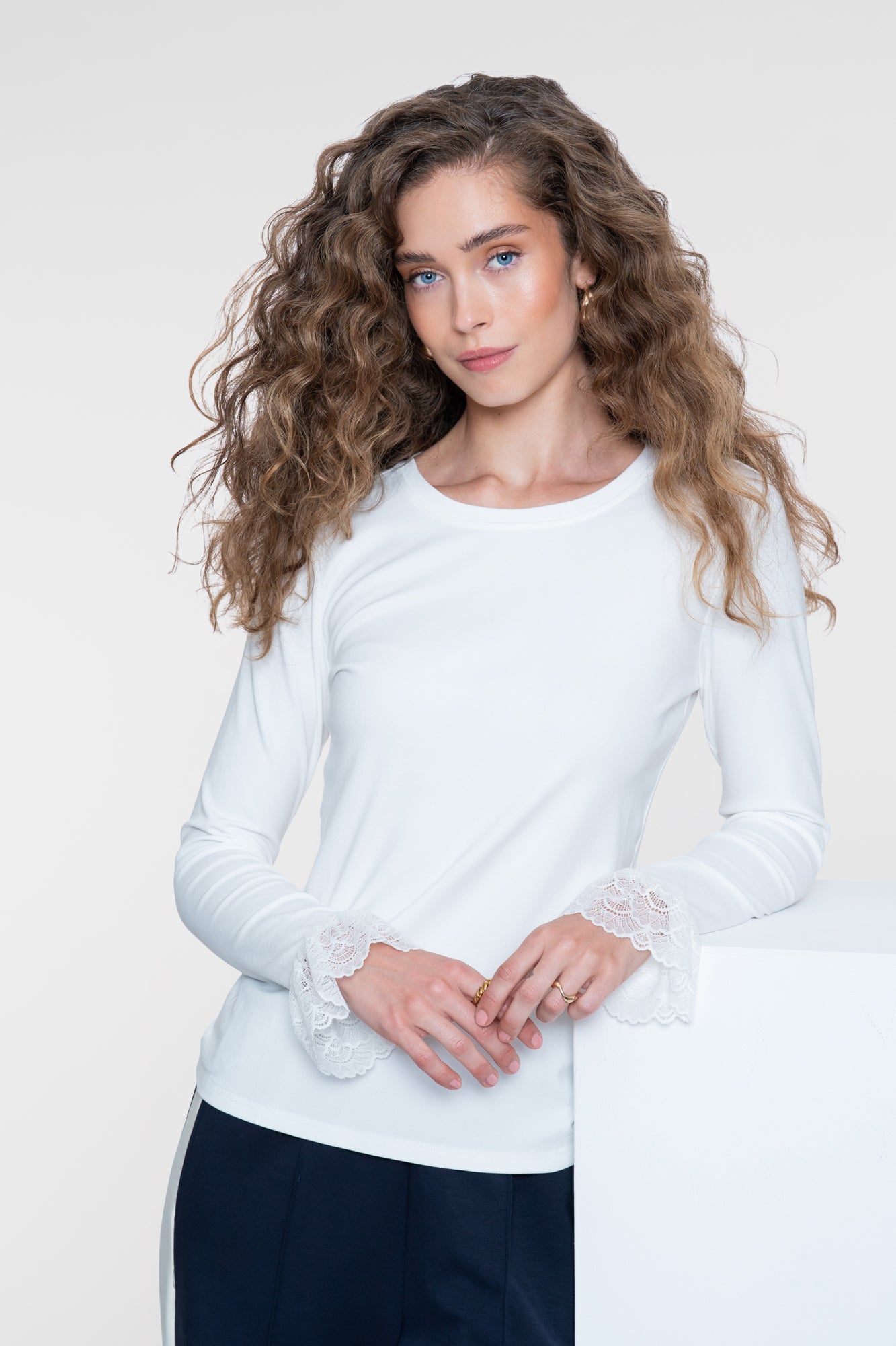 Geisha Basic-Top mit Spitzen-Volantmanschetten