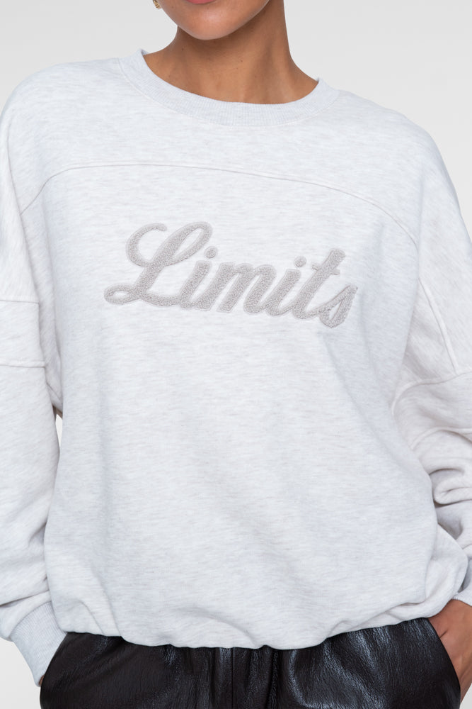 Geisha sportliches Sweatshirt mit Limits-Aufdruck und Ballonärmeln