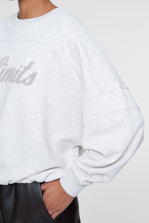 Geisha sportliches Sweatshirt mit Limits-Aufdruck und Ballonärmeln