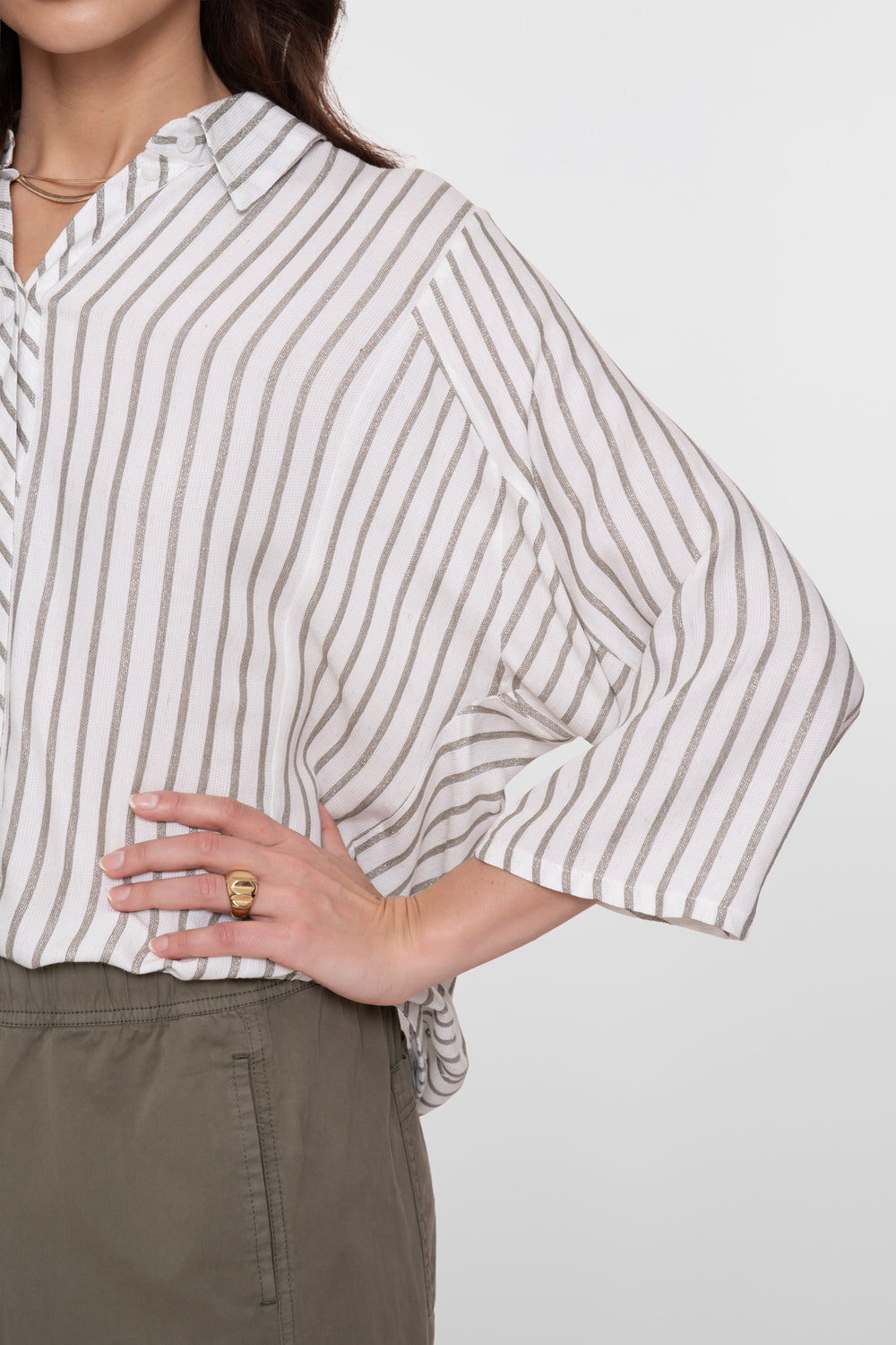 Geisha Damenbluse mit silbernen Streifen und Loose Fit