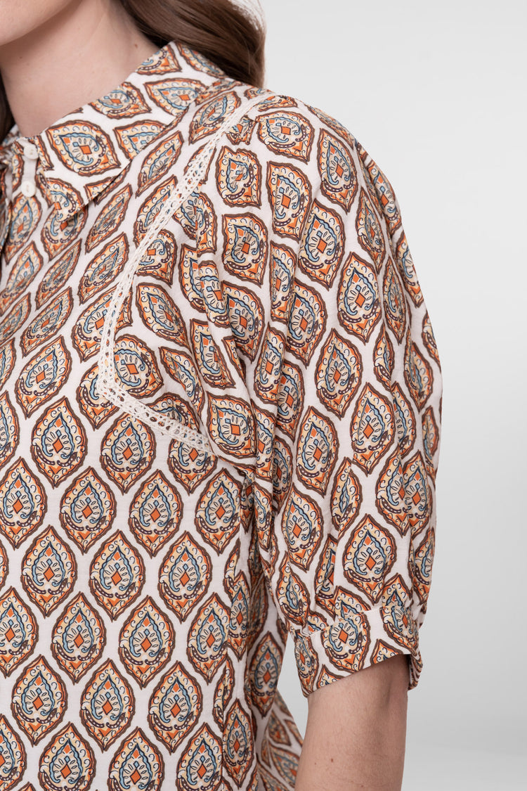 Geisha Bluse mit Print und dekorativem Tape