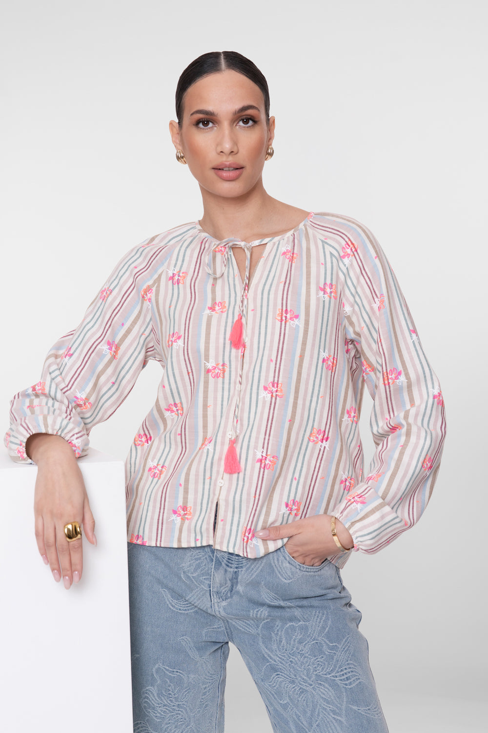Geisha Bluse mit Pastellstreifen und auffälliger farbiger Stickerei