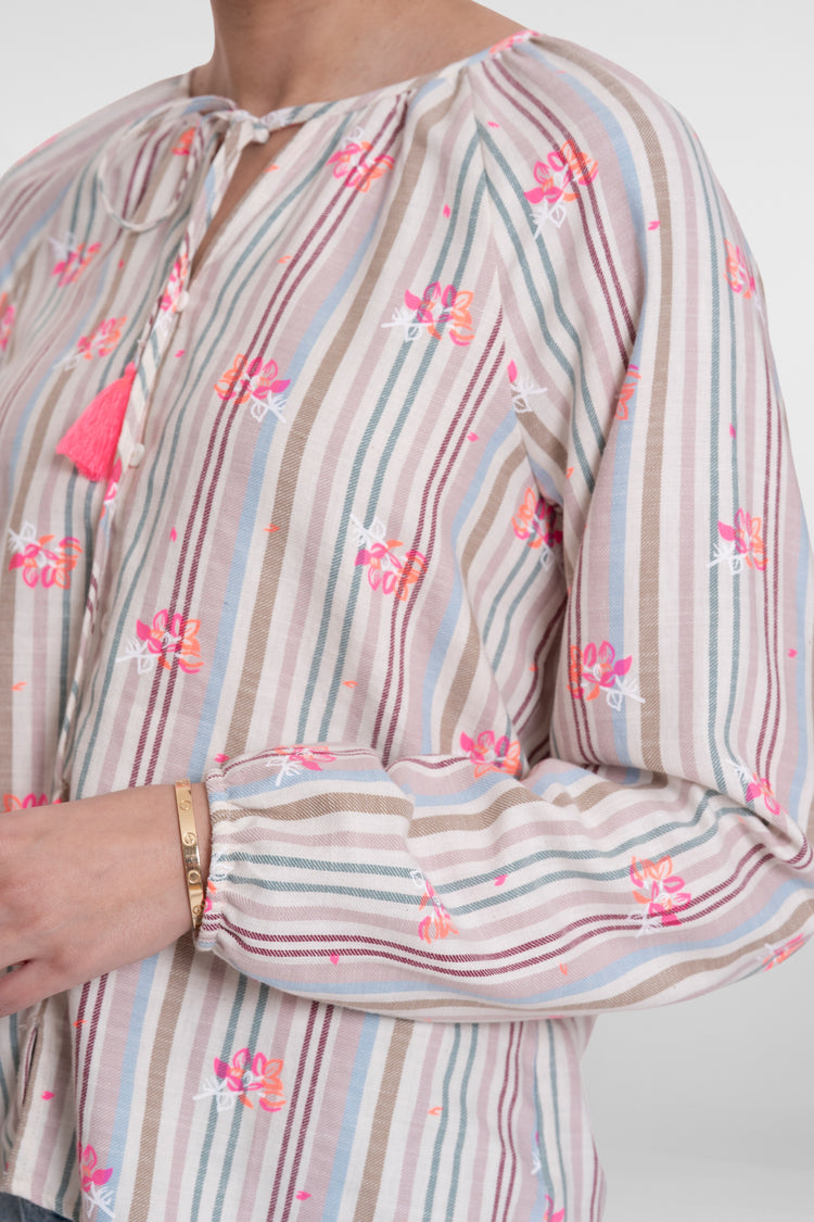 Geisha Bluse mit Pastellstreifen und auffälliger farbiger Stickerei