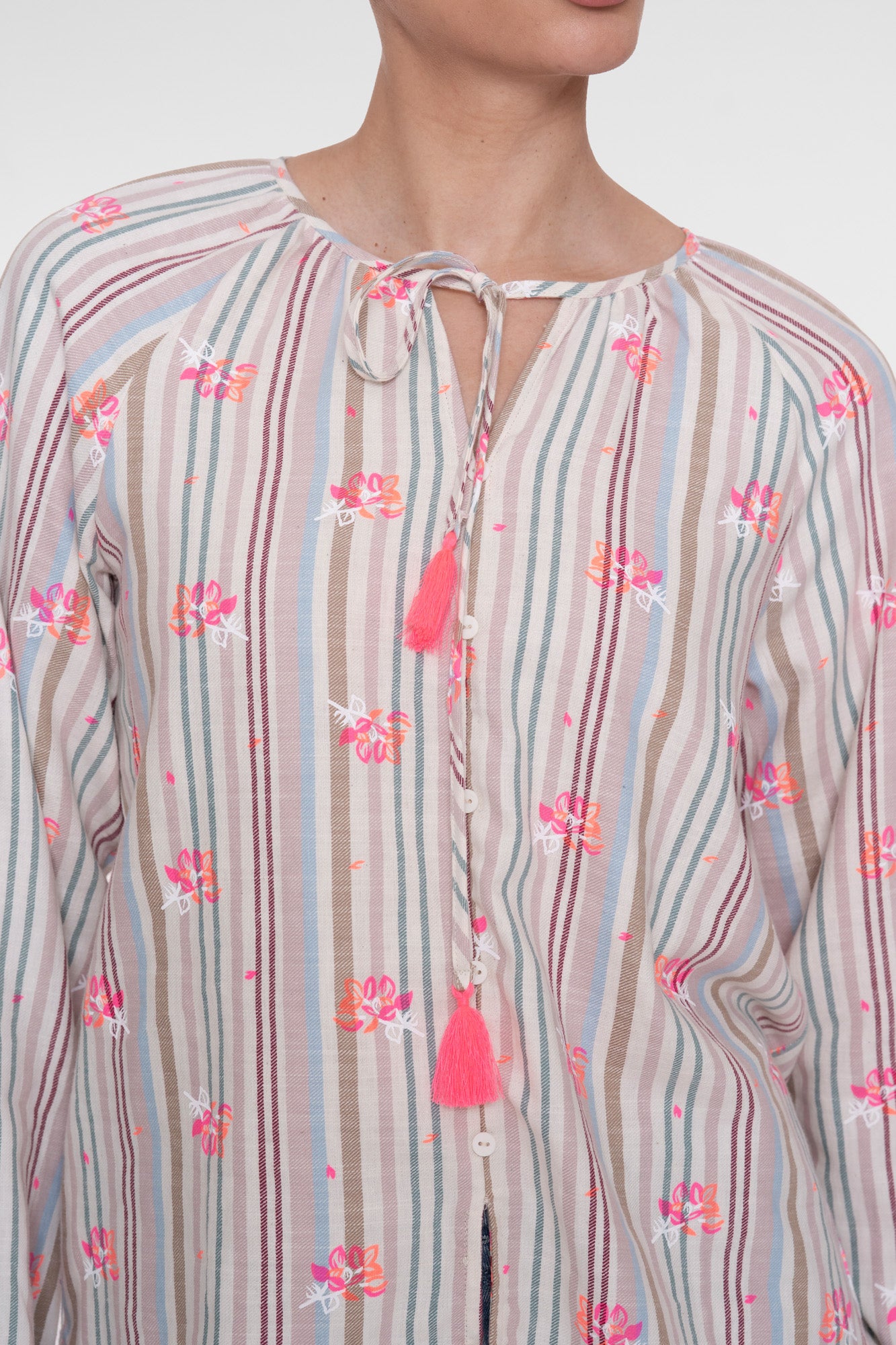 Geisha Bluse mit Pastellstreifen und auffälliger farbiger Stickerei