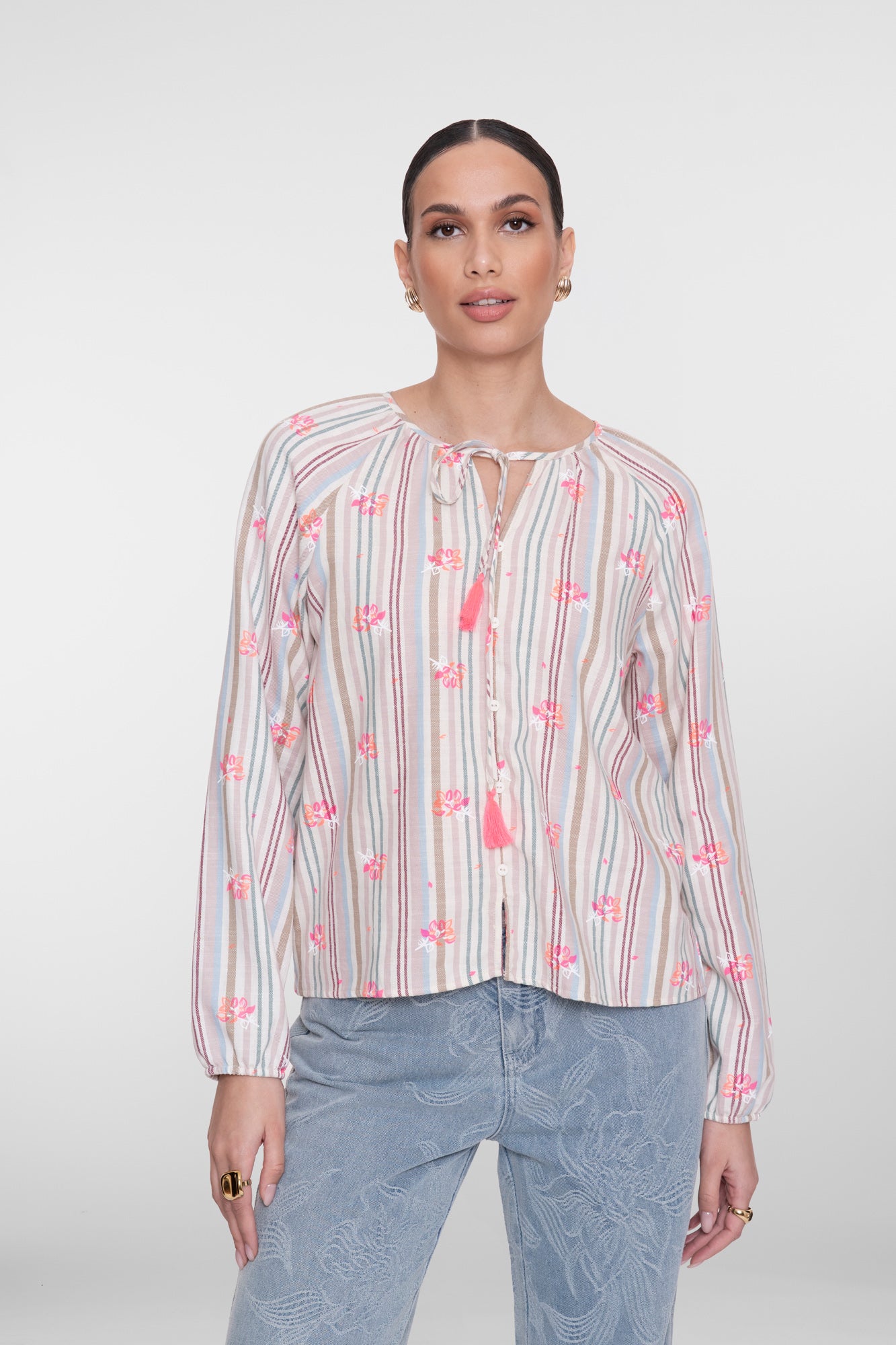 Geisha Bluse mit Pastellstreifen und auffälliger farbiger Stickerei
