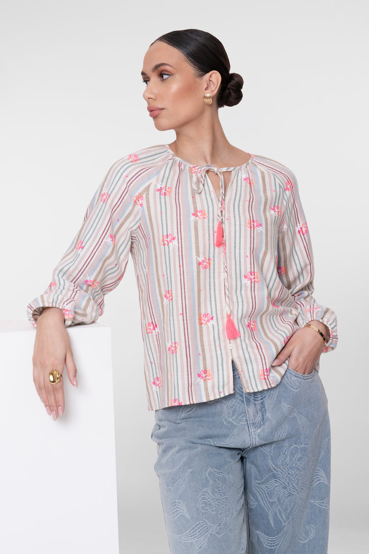 Geisha Bluse mit Pastellstreifen und auffälliger farbiger Stickerei