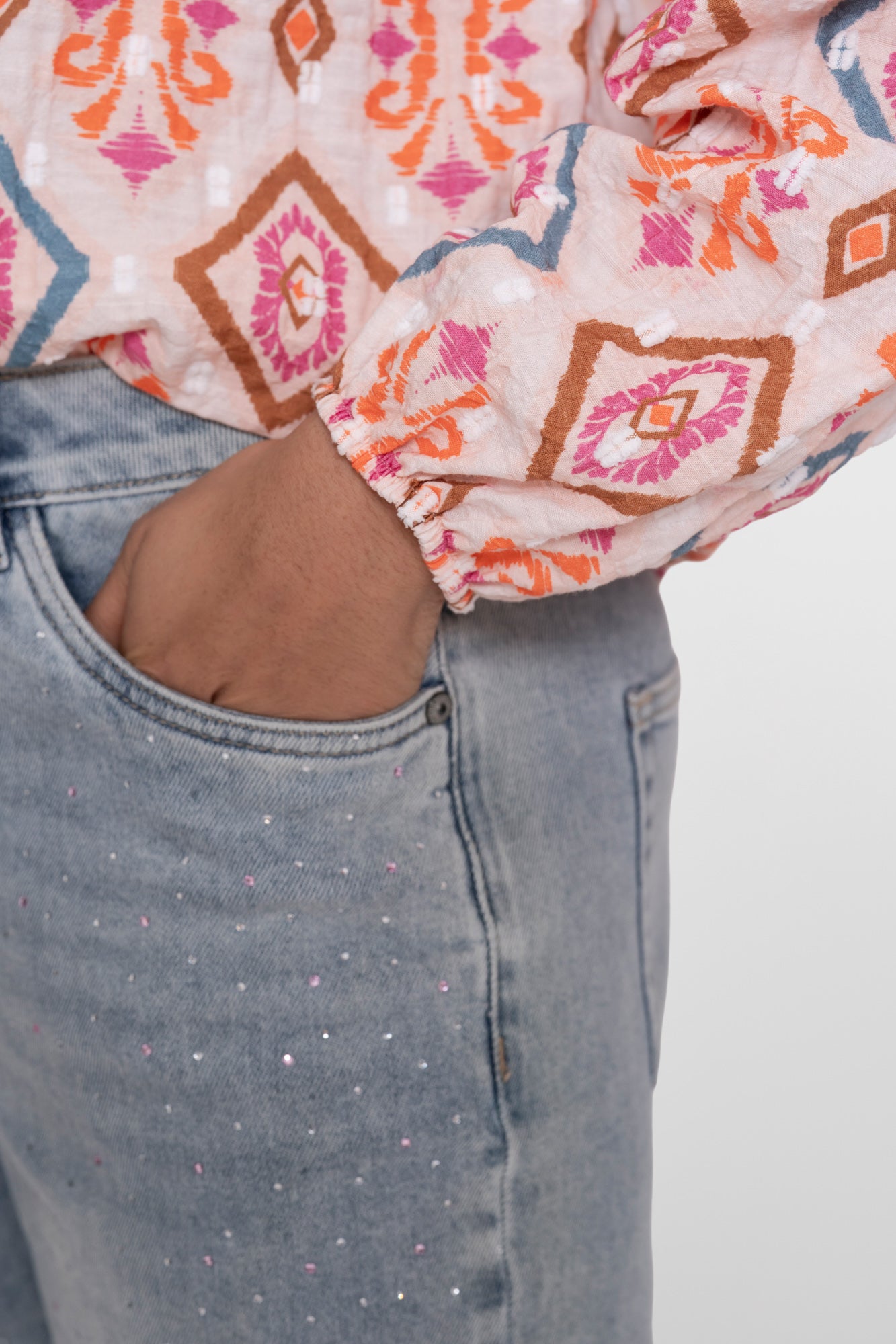 Geisha Bluse mit buntem Ikat-Druck und elastischen Ärmeln