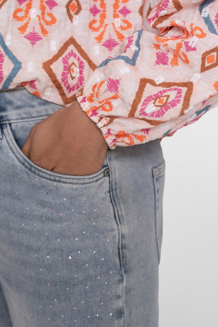 Geisha Bluse mit buntem Ikat-Druck und elastischen Ärmeln