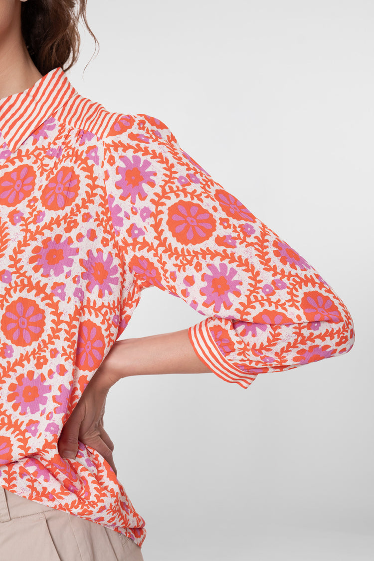 Geisha Bluse mit Blumen- und Streifenmuster