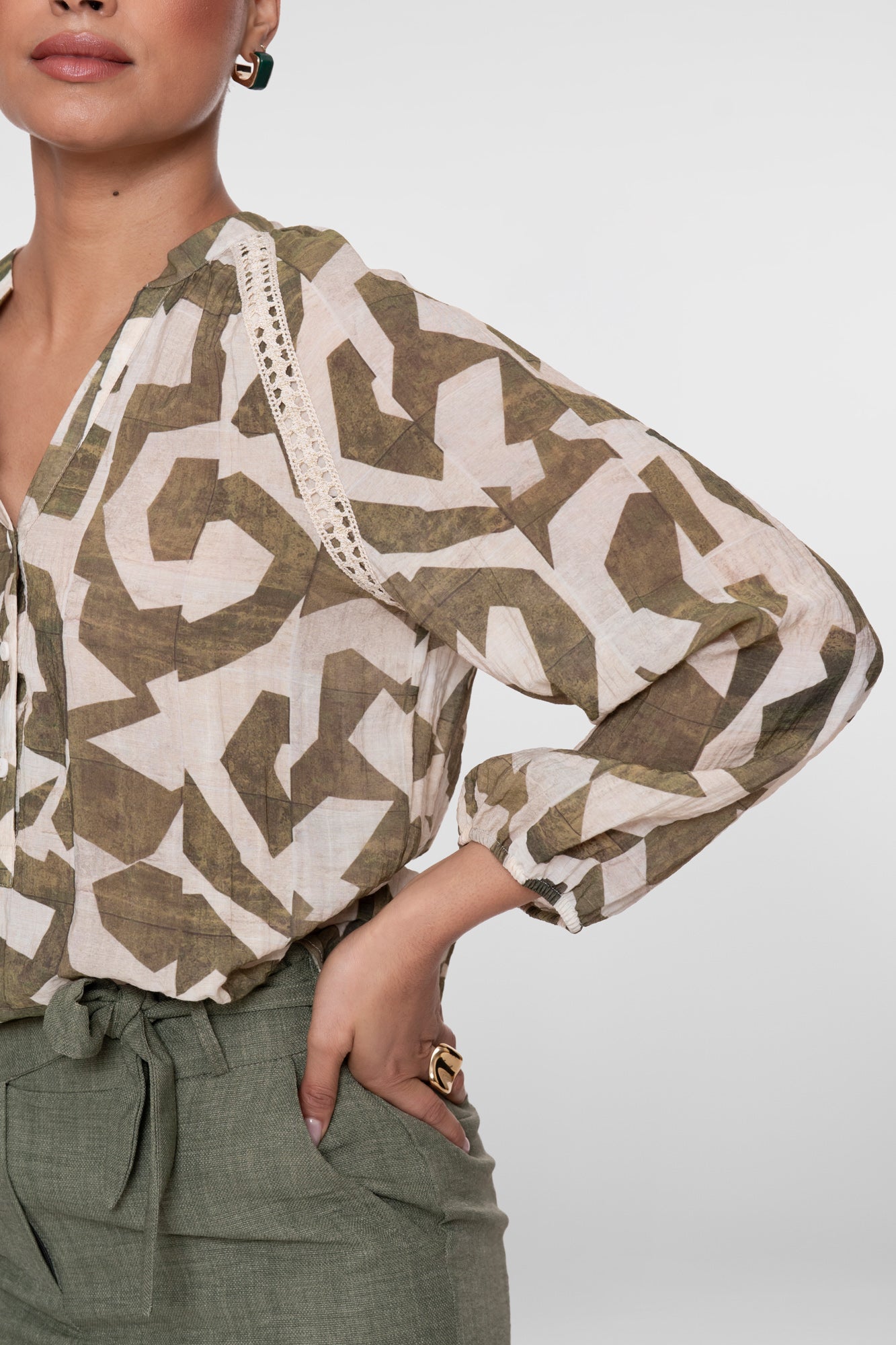 Geisha Top mit elegantem Print und Zierband