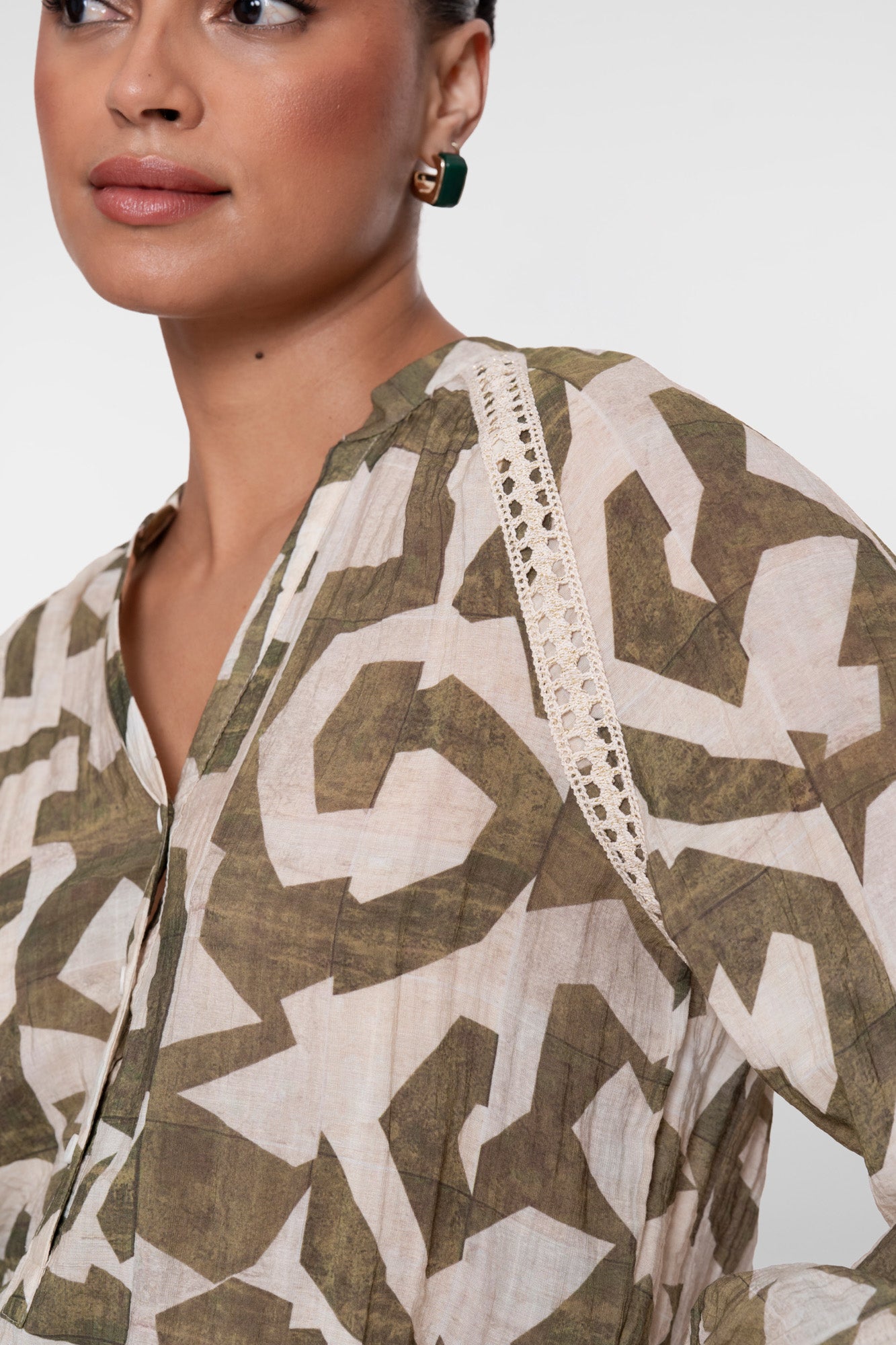 Geisha Top mit elegantem Print und Zierband