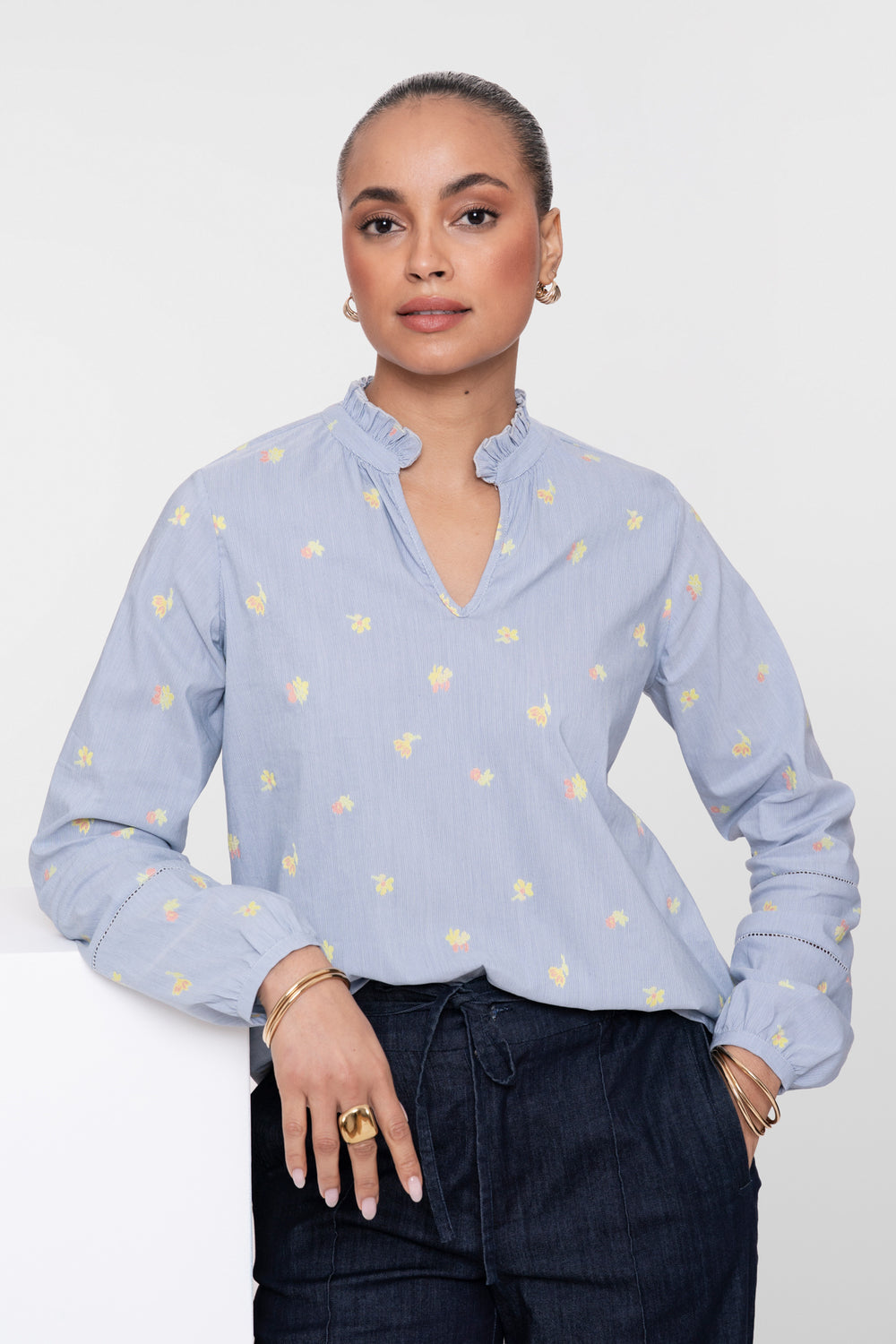 Geisha Top mit Blumenprint und Rundhals mit Steh-Rüsche