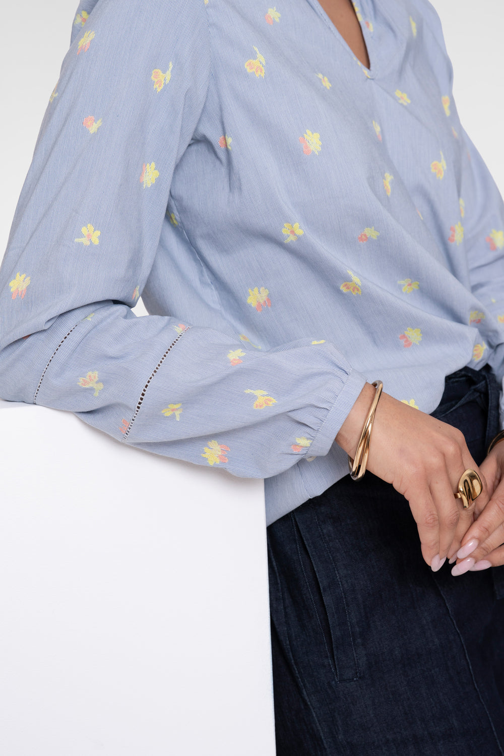 Geisha Top mit Blumenprint und Rundhals mit Steh-Rüsche