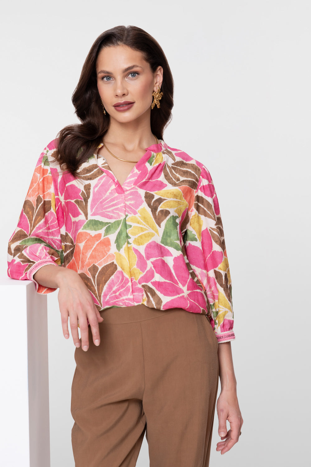 Geisha Top mit farbenfrohem botanischem Print und V-Ausschnitt