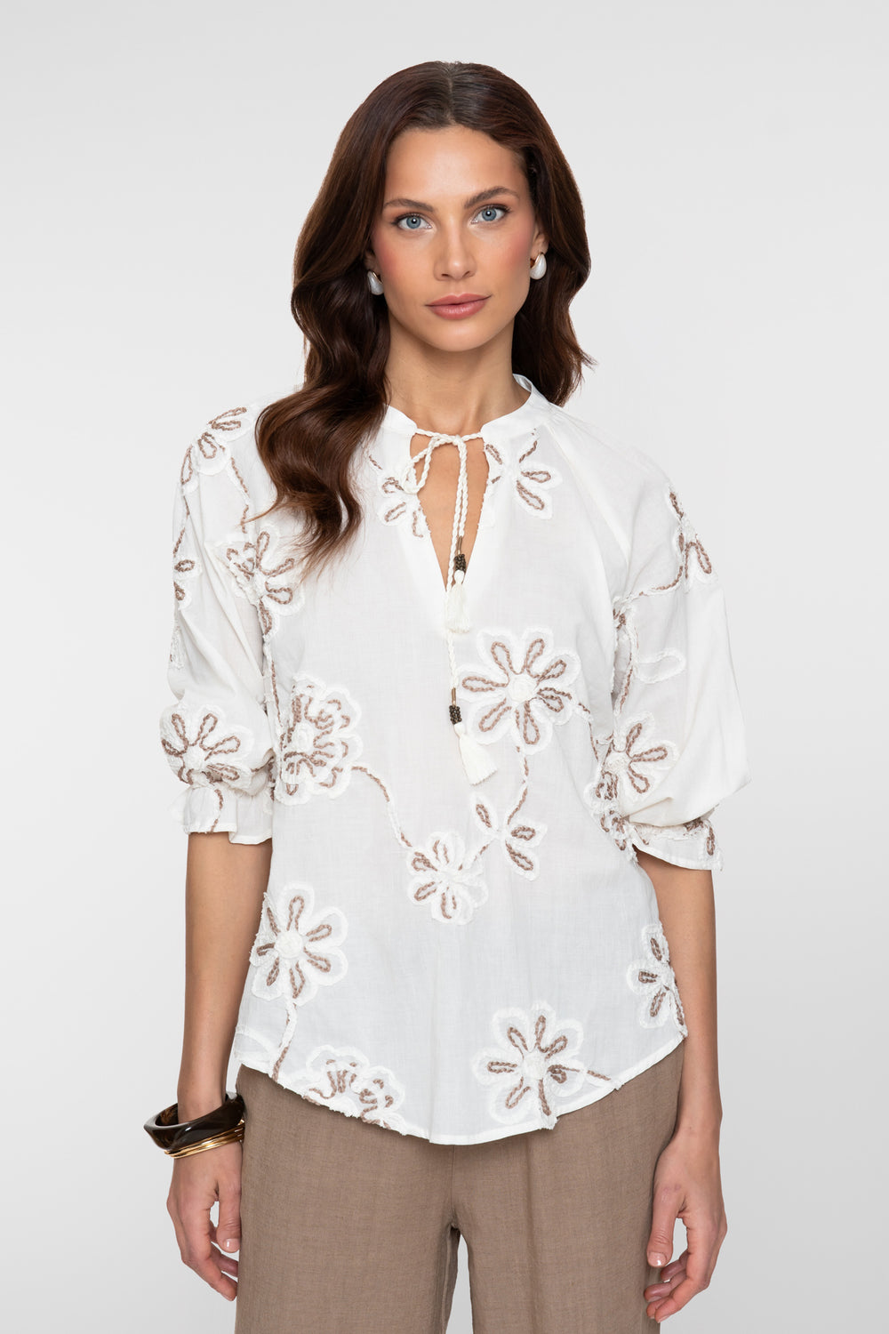Geisha Bluse mit aufgesetzten Blumen und feinen Details