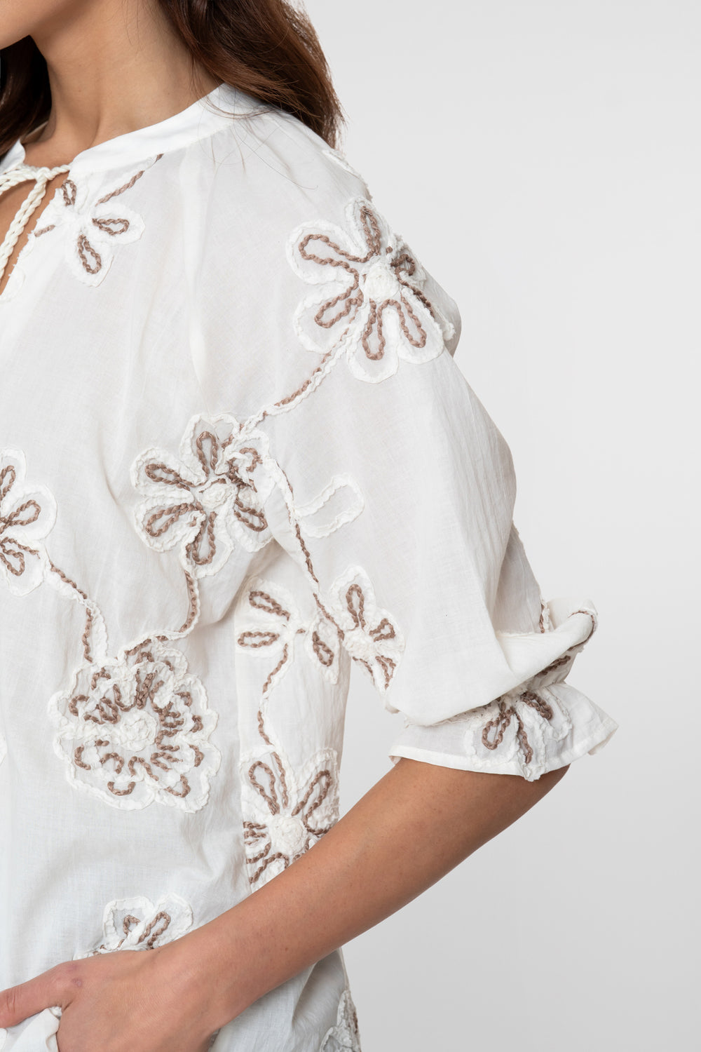 Geisha Bluse mit aufgesetzten Blumen und feinen Details