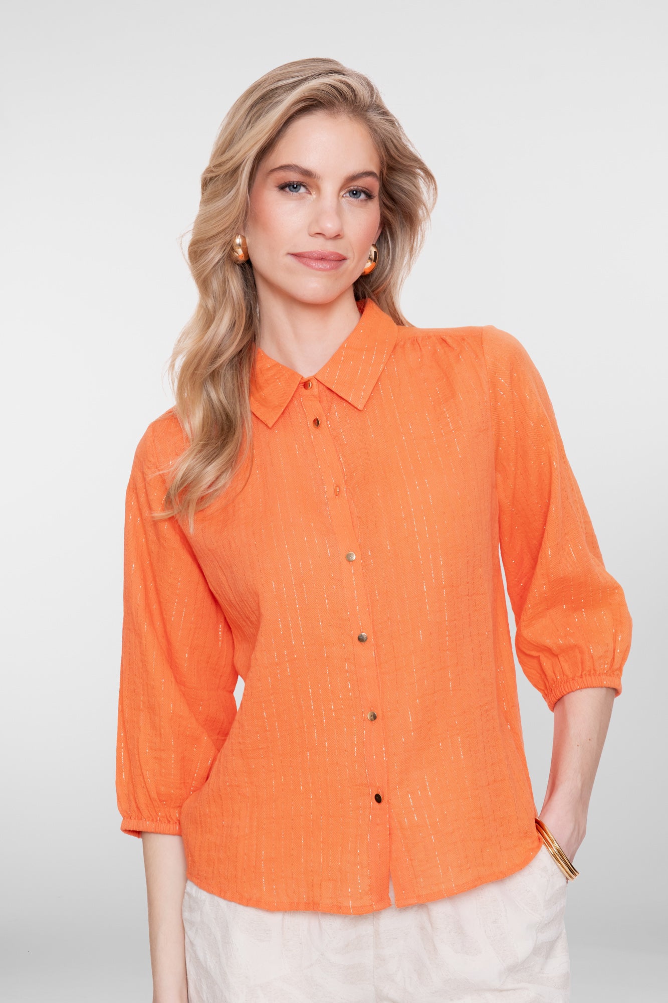 Orangefarbene Geisha-Bluse mit Lurex und auffälligen Knöpfen