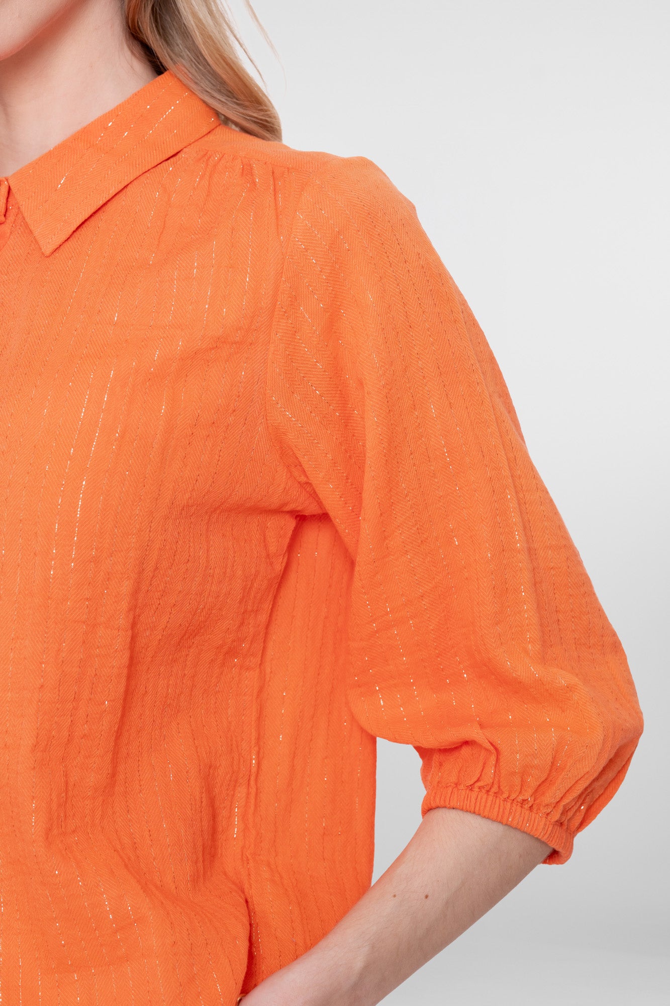 Orangefarbene Geisha-Bluse mit Lurex und auffälligen Knöpfen