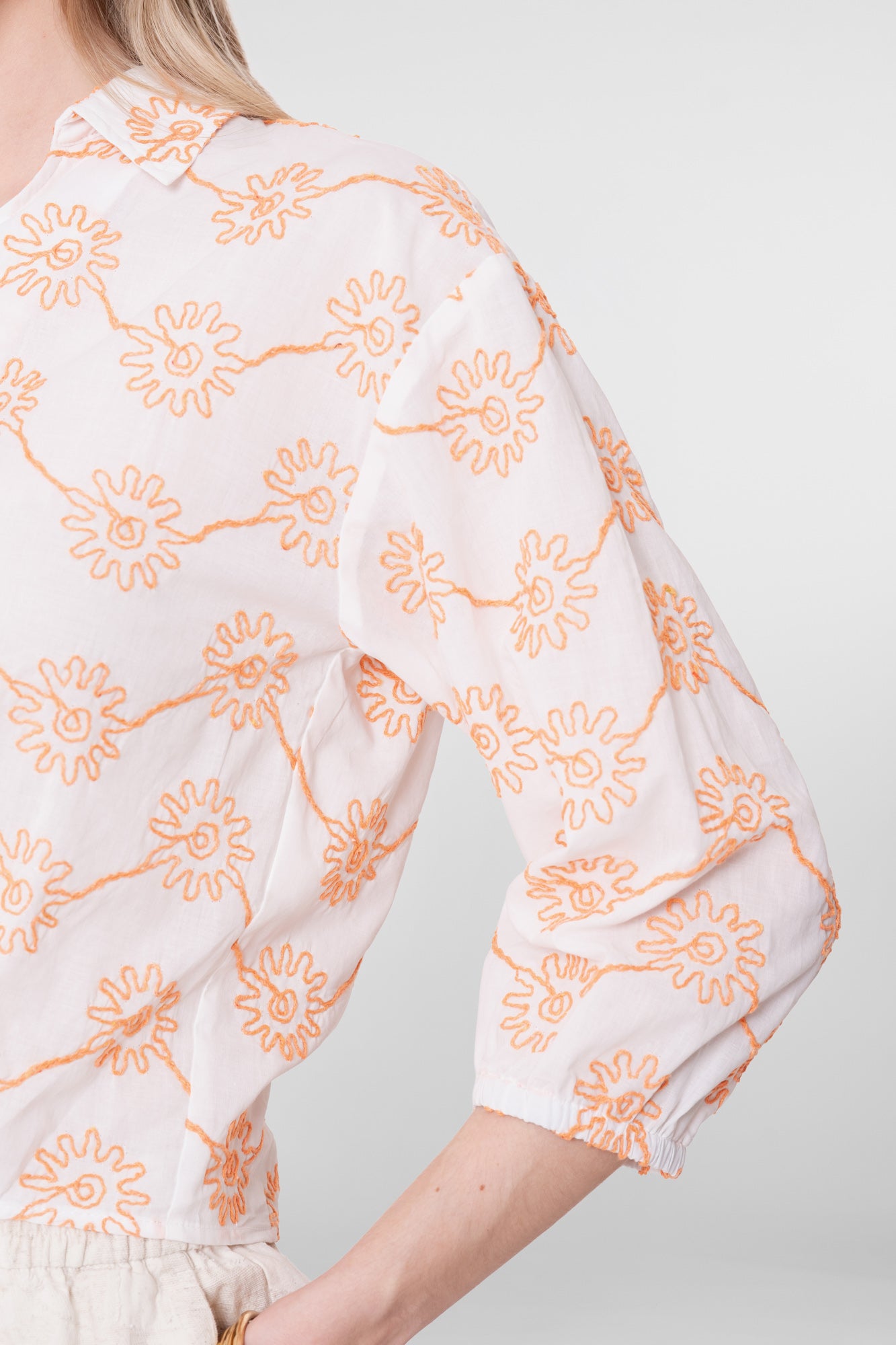 Zierliche Geisha-Bluse mit Knopfleiste