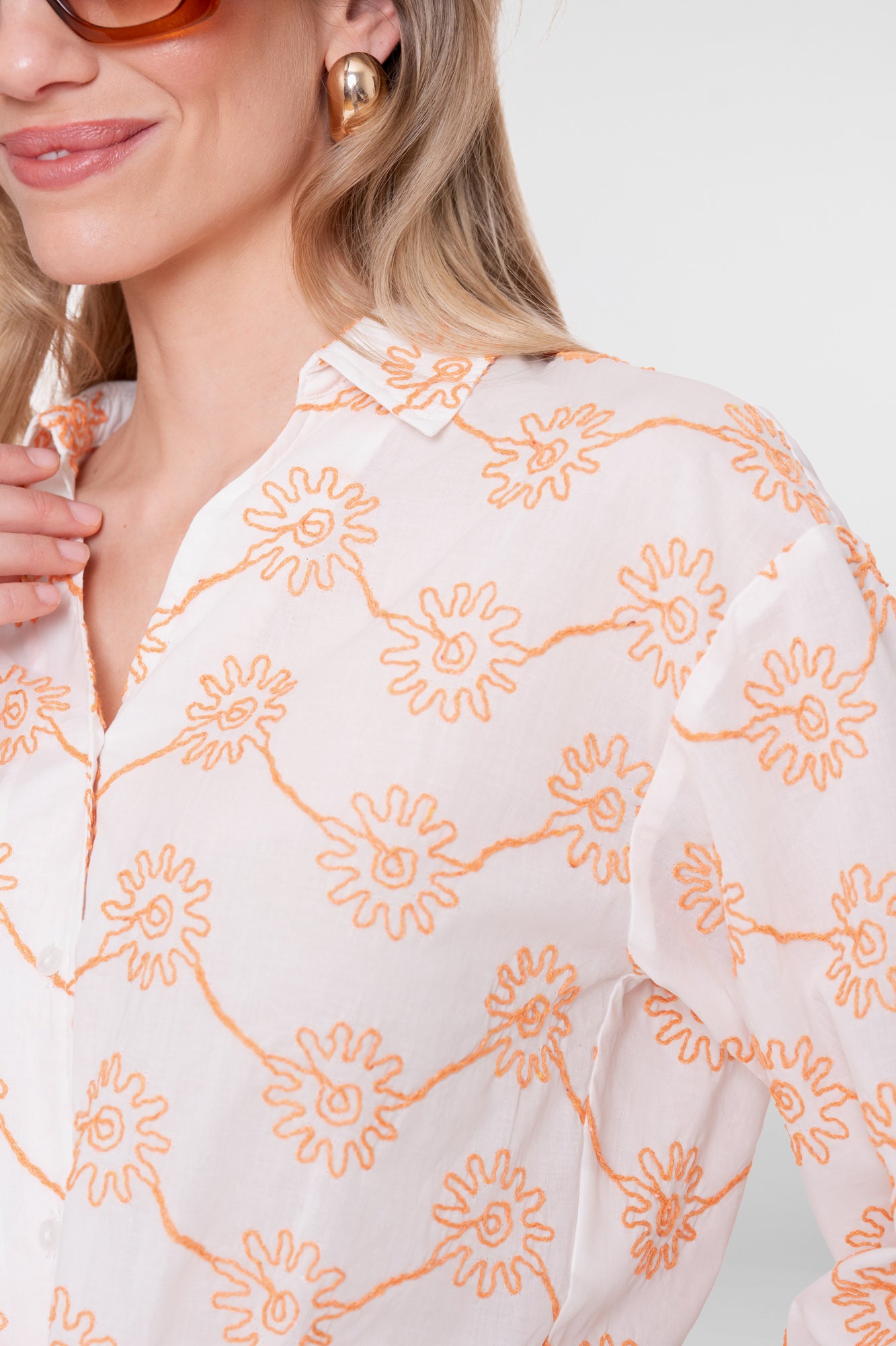 Zierliche Geisha-Bluse mit Knopfleiste