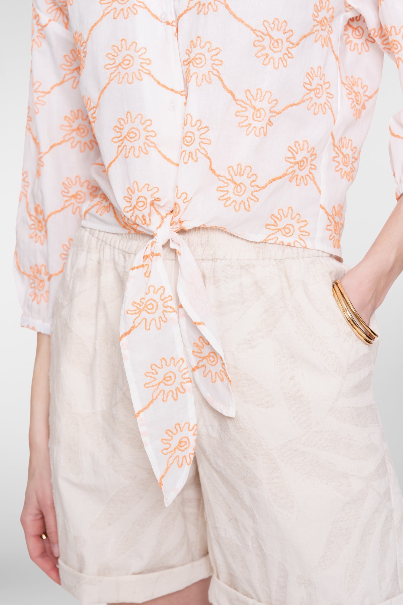 Zierliche Geisha-Bluse mit Knopfleiste