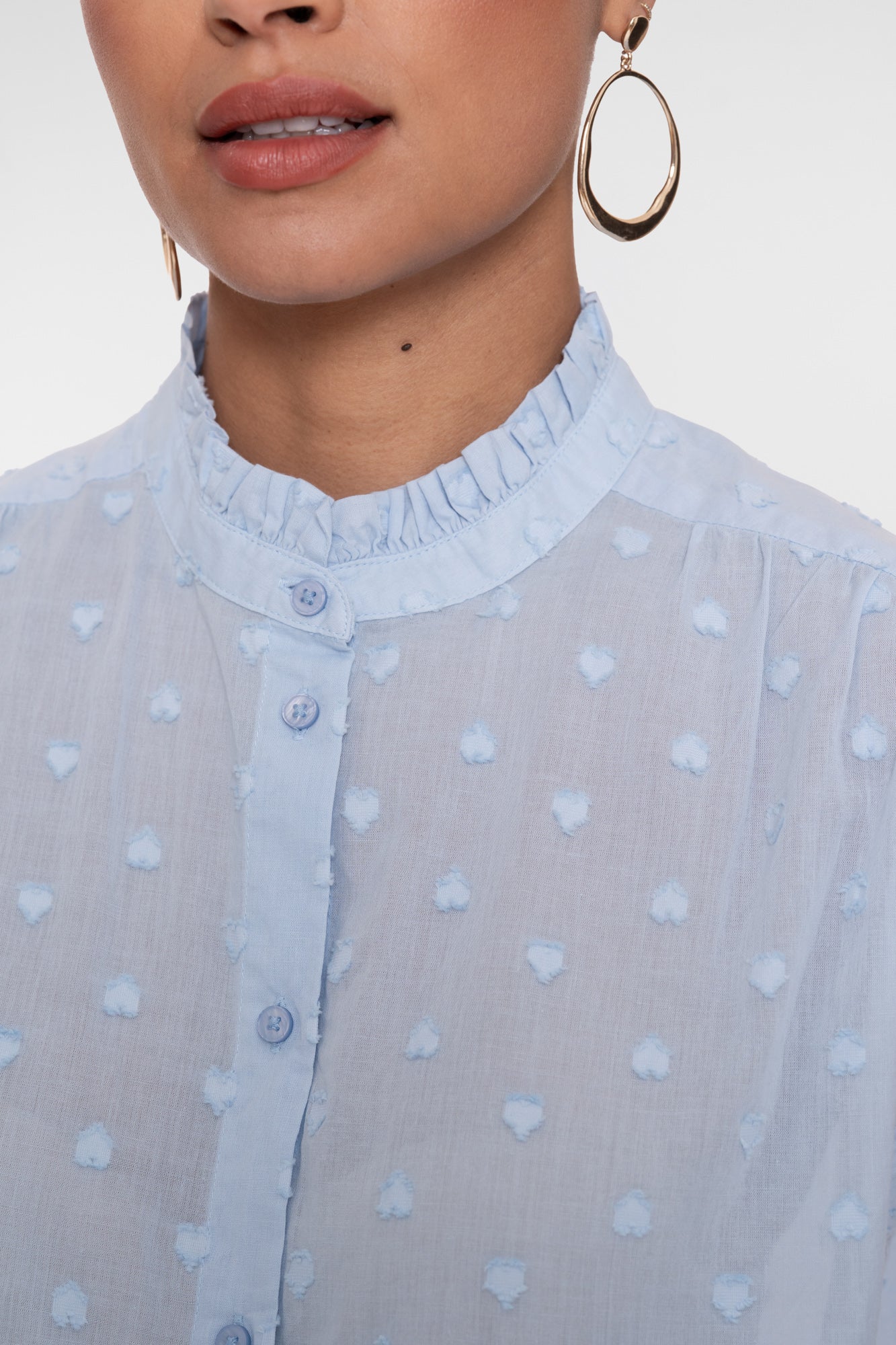 Geisha Bluse mit Rüschenkragen und dezentem Herzmuster