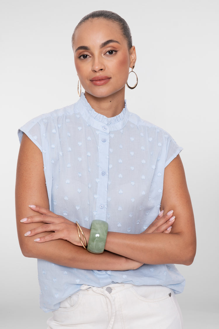 Geisha Bluse mit Rüschenkragen und dezentem Herzmuster