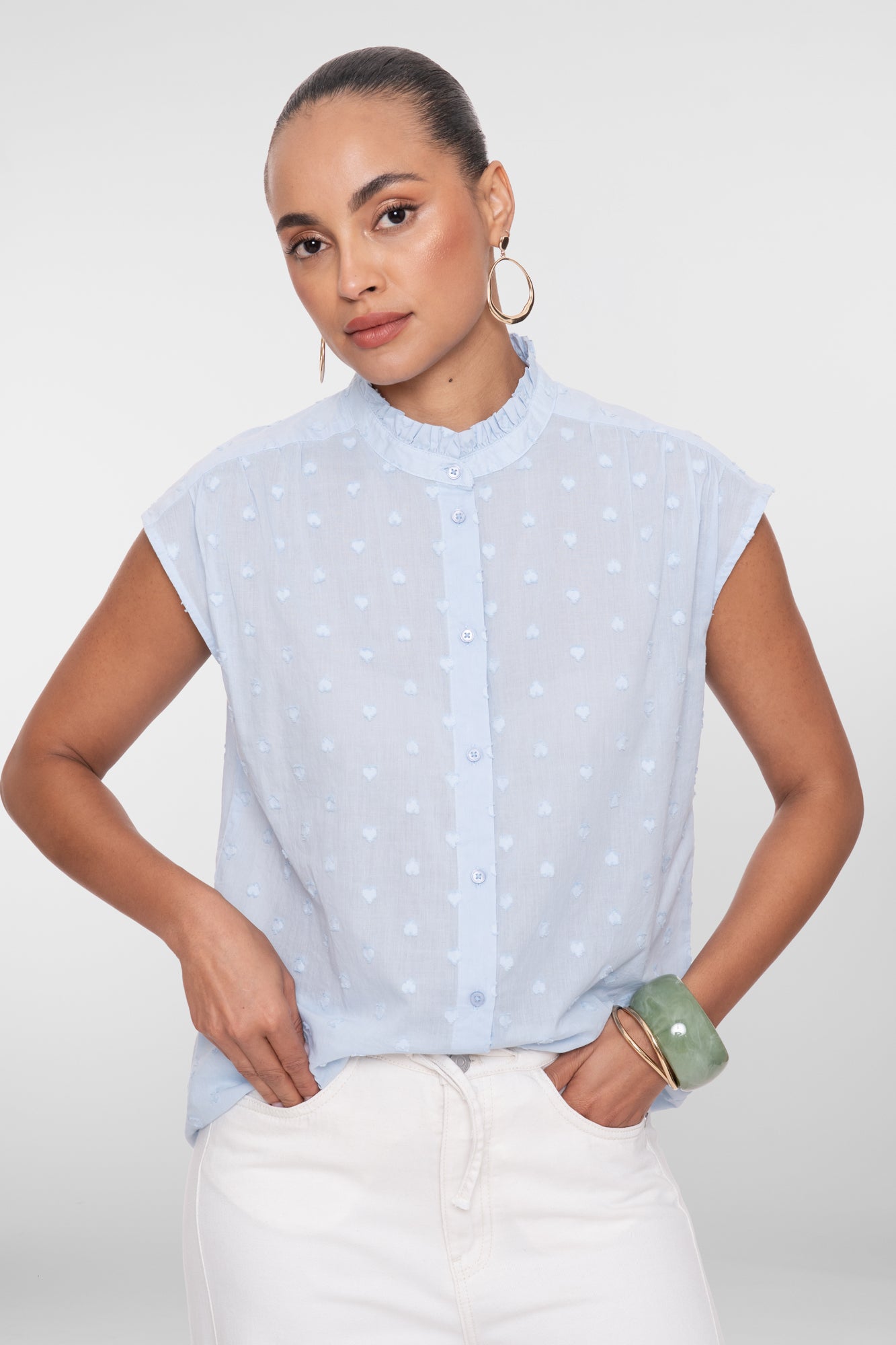 Geisha Bluse mit Rüschenkragen und dezentem Herzmuster
