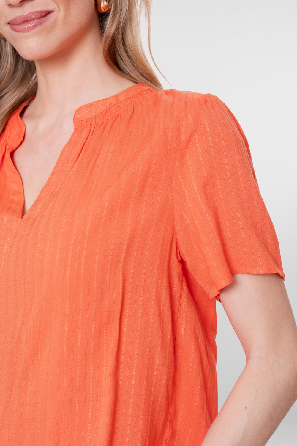 Orangefarbene kurzärmelige Damenbluse mit V-Ausschnitt von Geisha