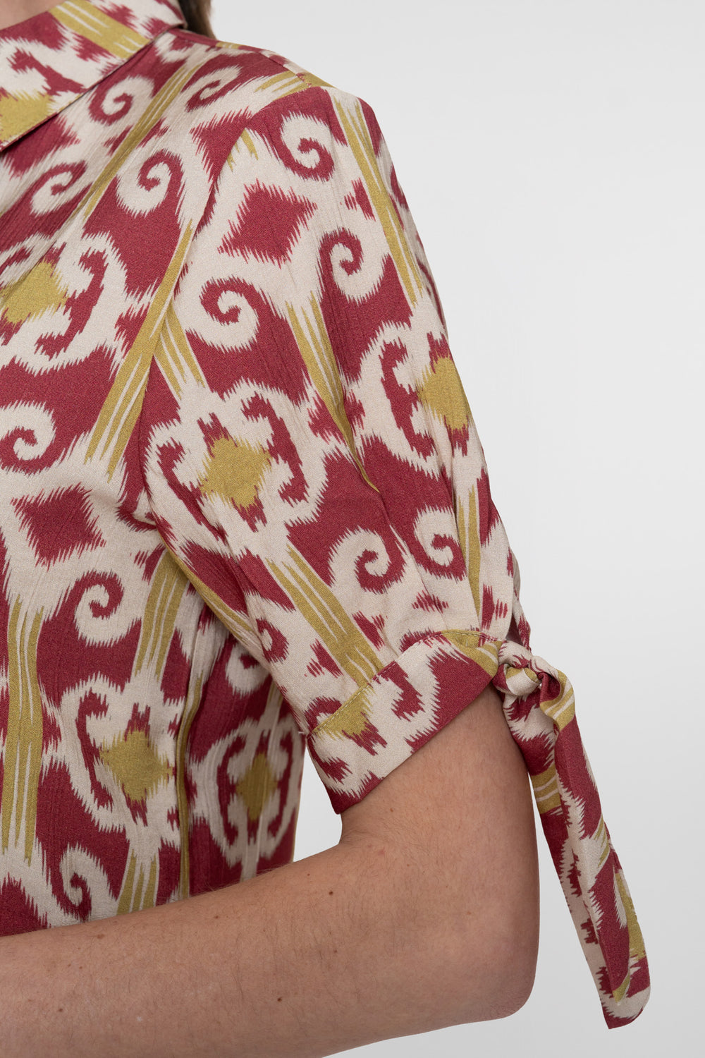 Geisha Bluse mit grafischem Print und verspielten Ärmel-Details