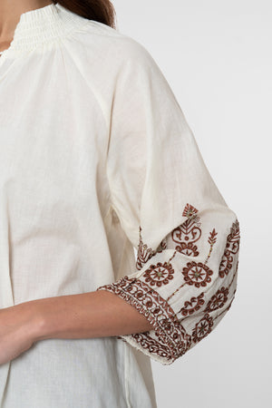 Geisha Bluse mit Stickereien und Bohemian-Ausstrahlung