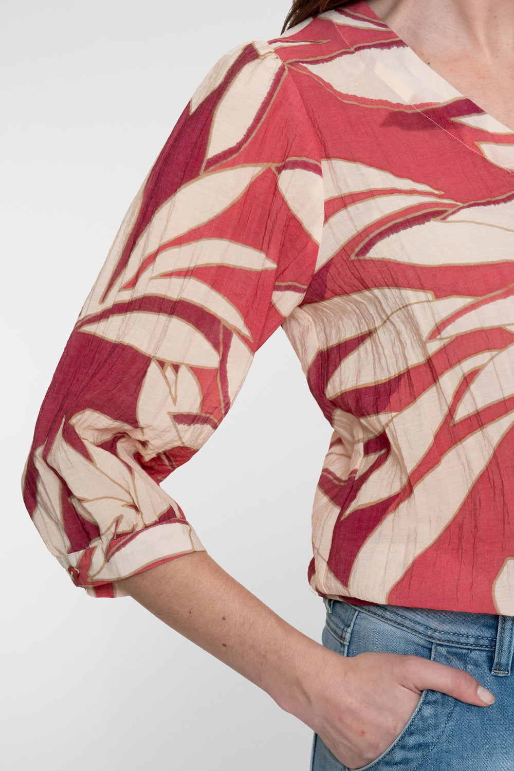 Geisha Bluse mit tropischem Blattprint und femininer Ausstrahlung
