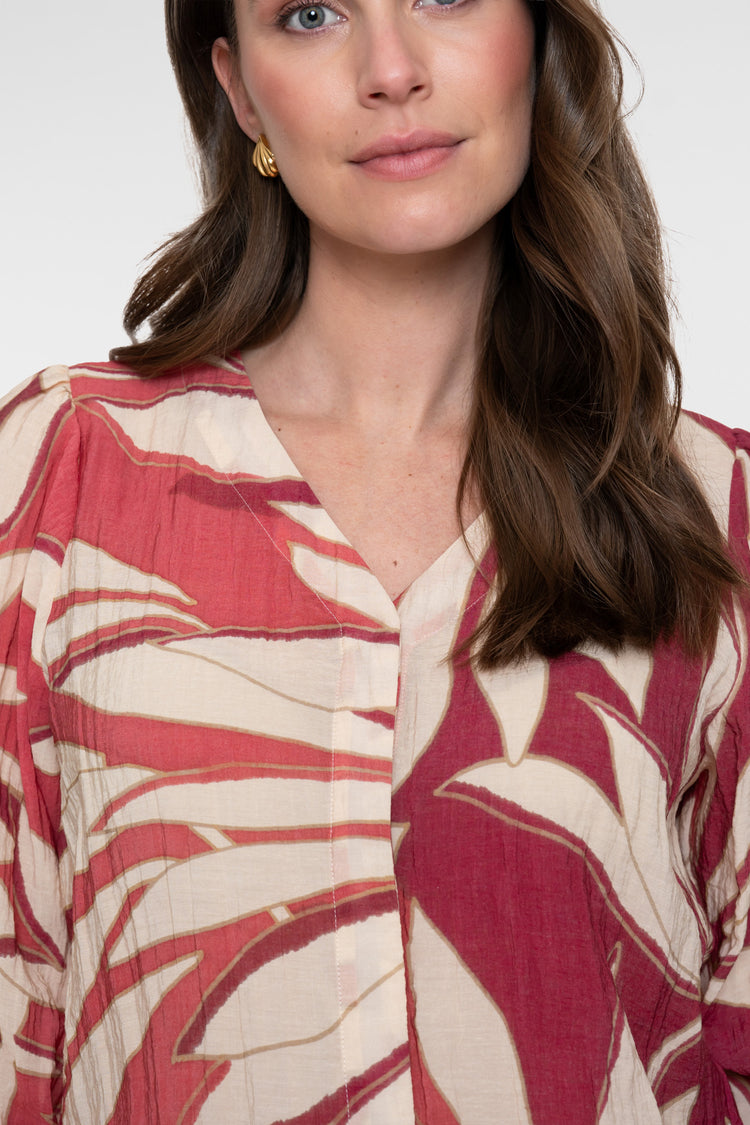Geisha Bluse mit tropischem Blattprint und femininer Ausstrahlung