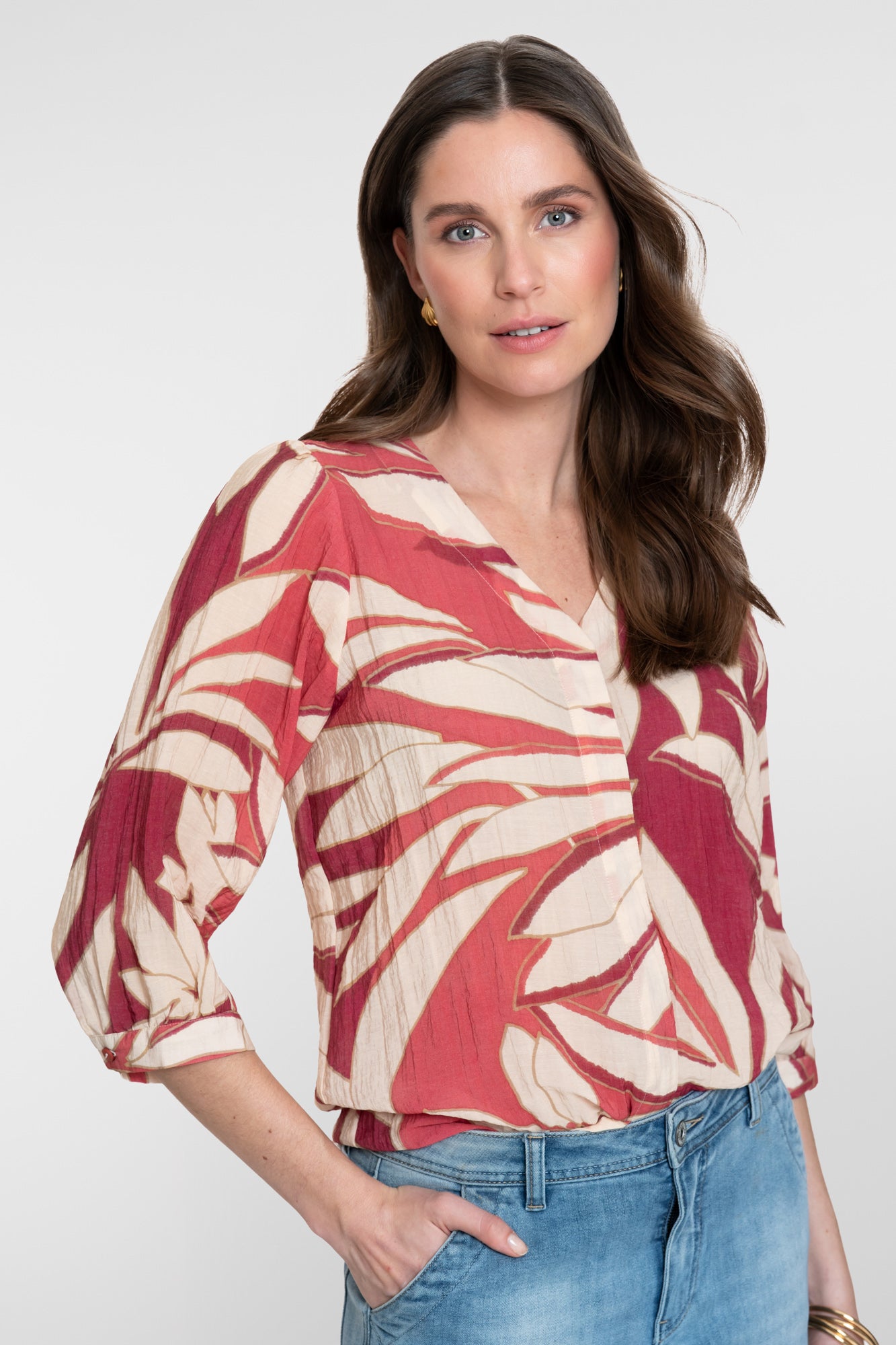 Geisha Bluse mit tropischem Blattprint und femininer Ausstrahlung