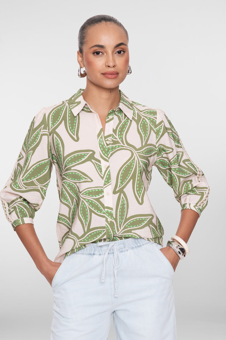 Geisha Bluse mit Blätterprint und klassischem Kragen