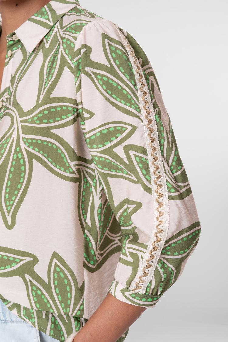 Geisha Bluse mit Blätterprint und klassischem Kragen