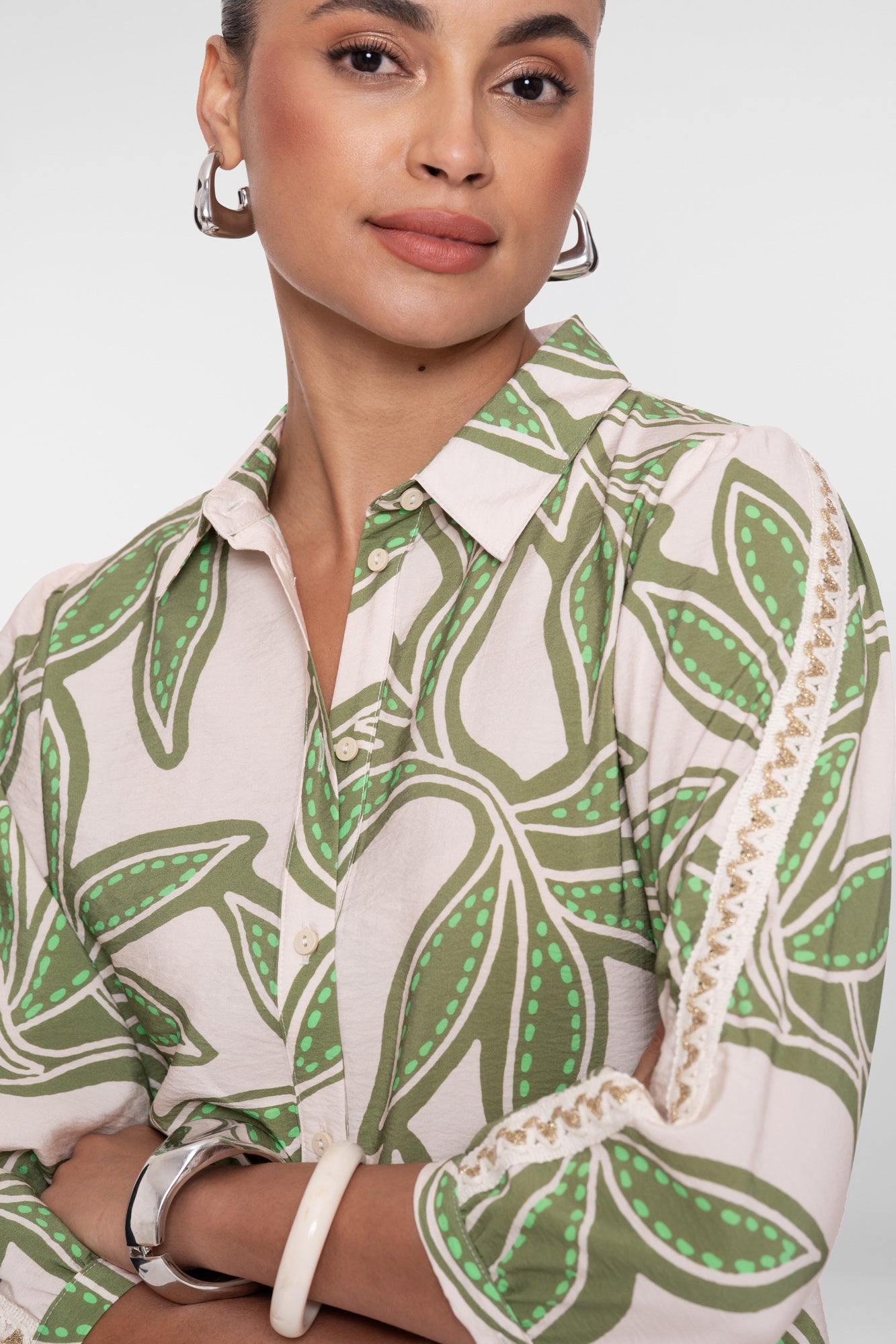 Geisha Bluse mit Blätterprint und klassischem Kragen