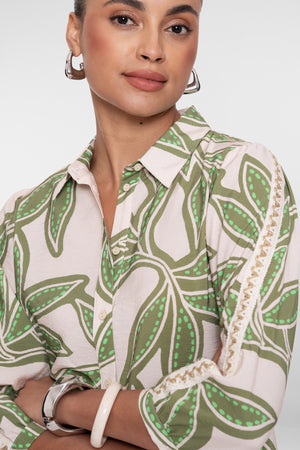 Geisha Bluse mit Blätterprint und klassischem Kragen