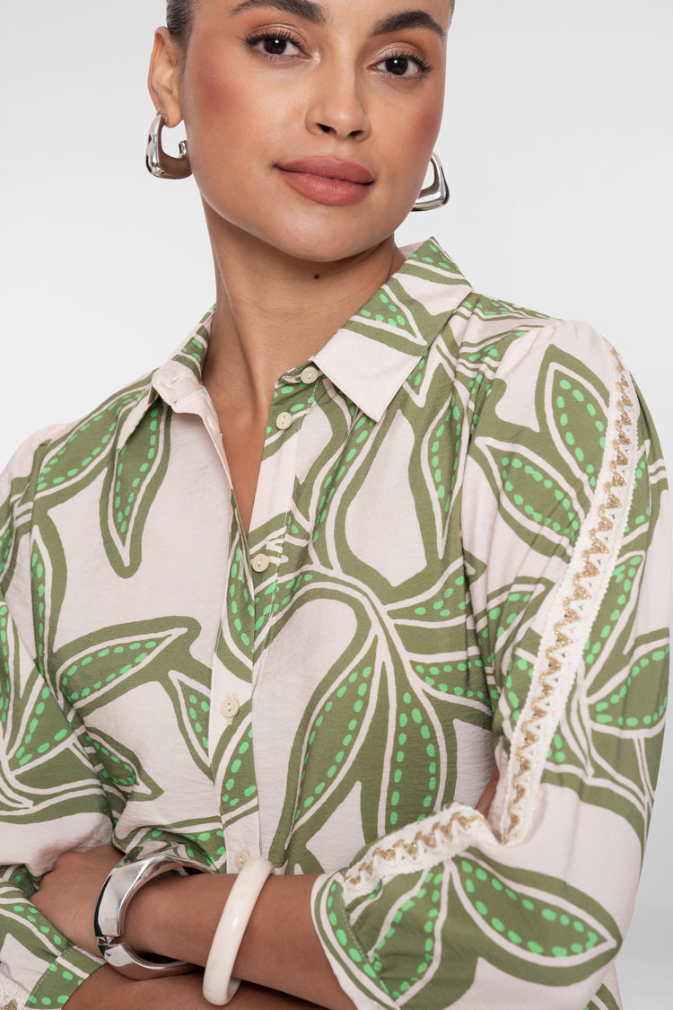 Geisha Bluse mit Blätterprint und klassischem Kragen
