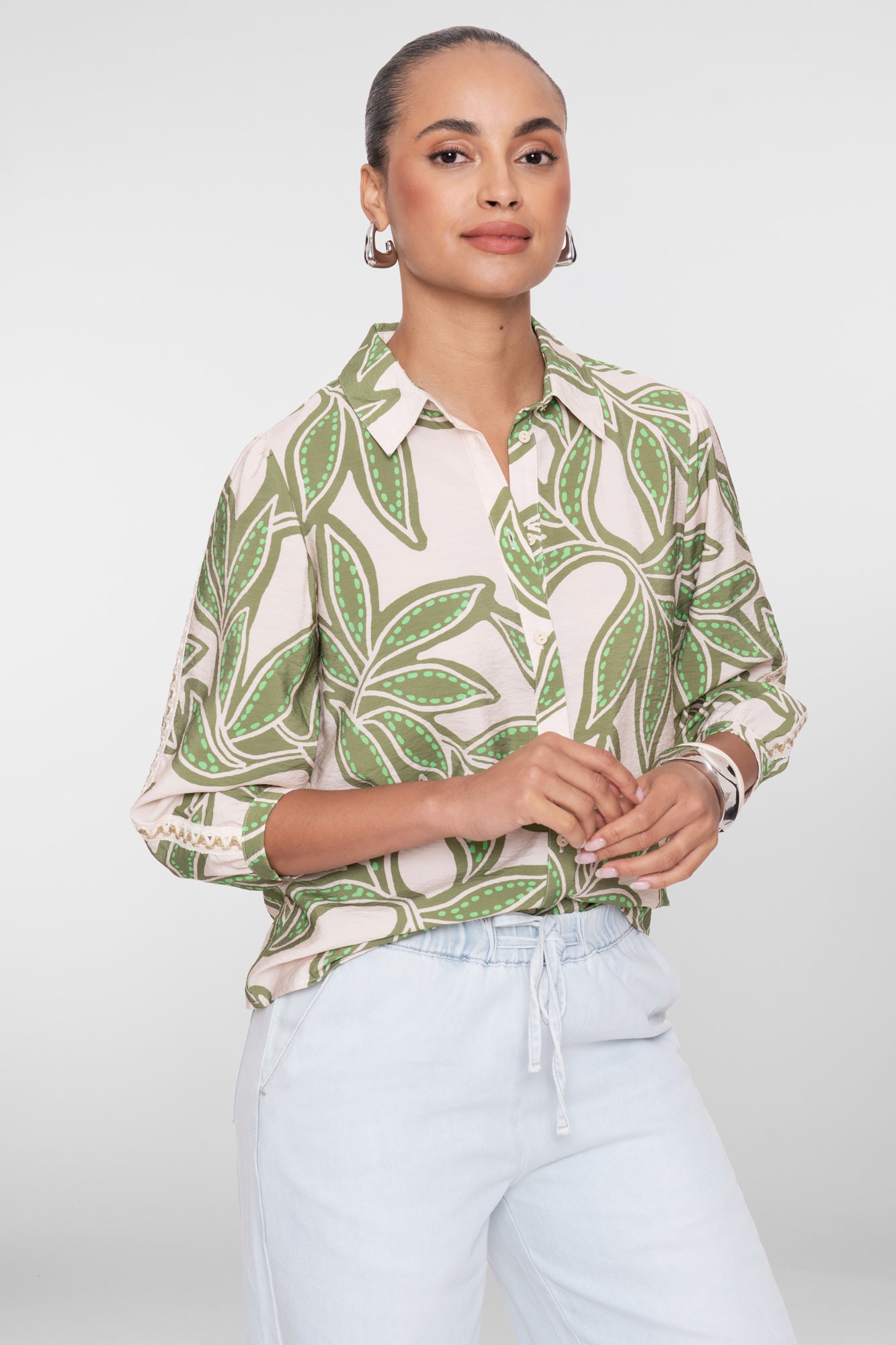Geisha Bluse mit Blätterprint und klassischem Kragen