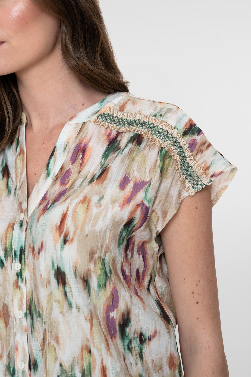 Geisha Bluse mit Aquarellprint in sanften Farbtönen