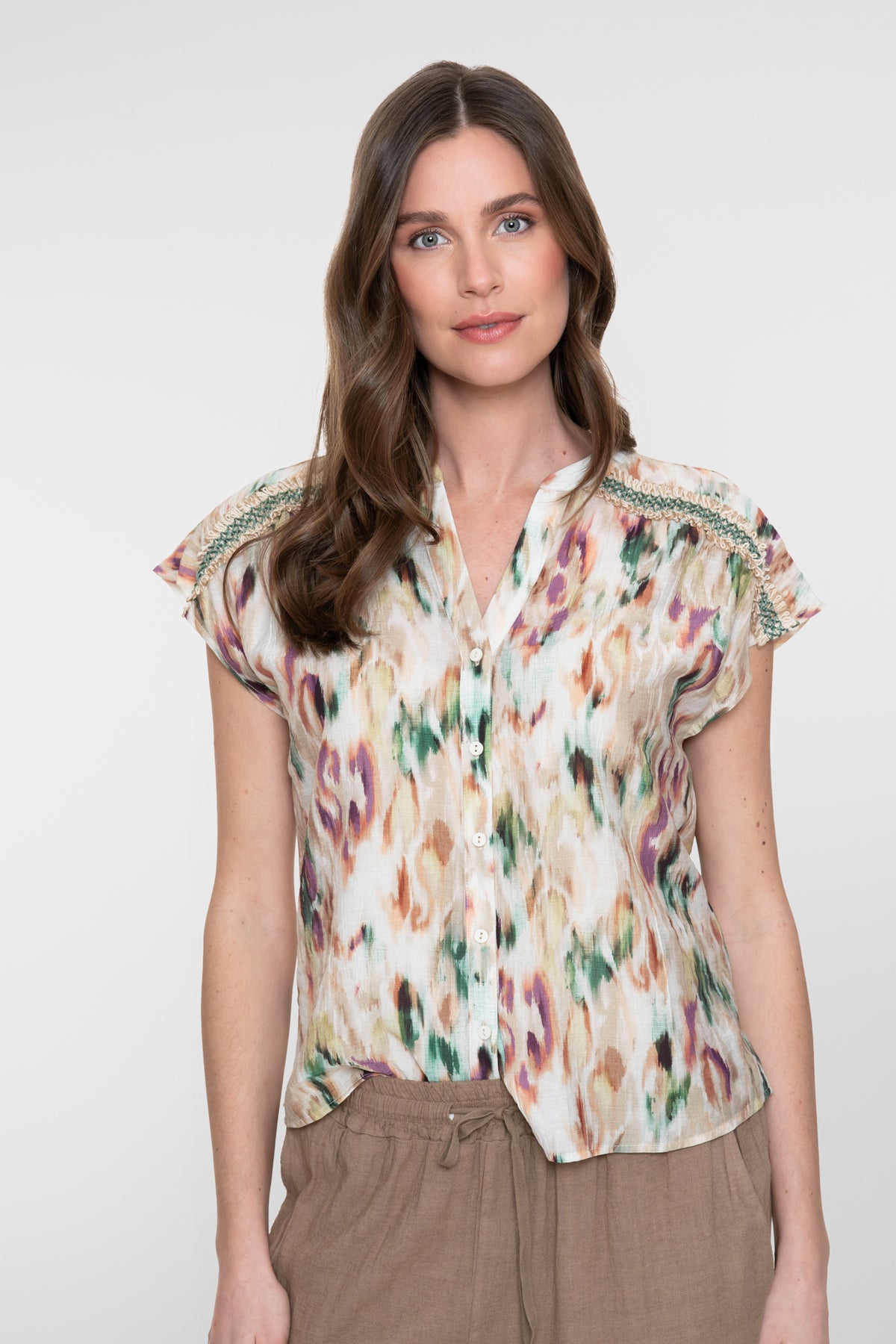 Geisha Bluse mit Aquarellprint in sanften Farbtönen – Shop de look