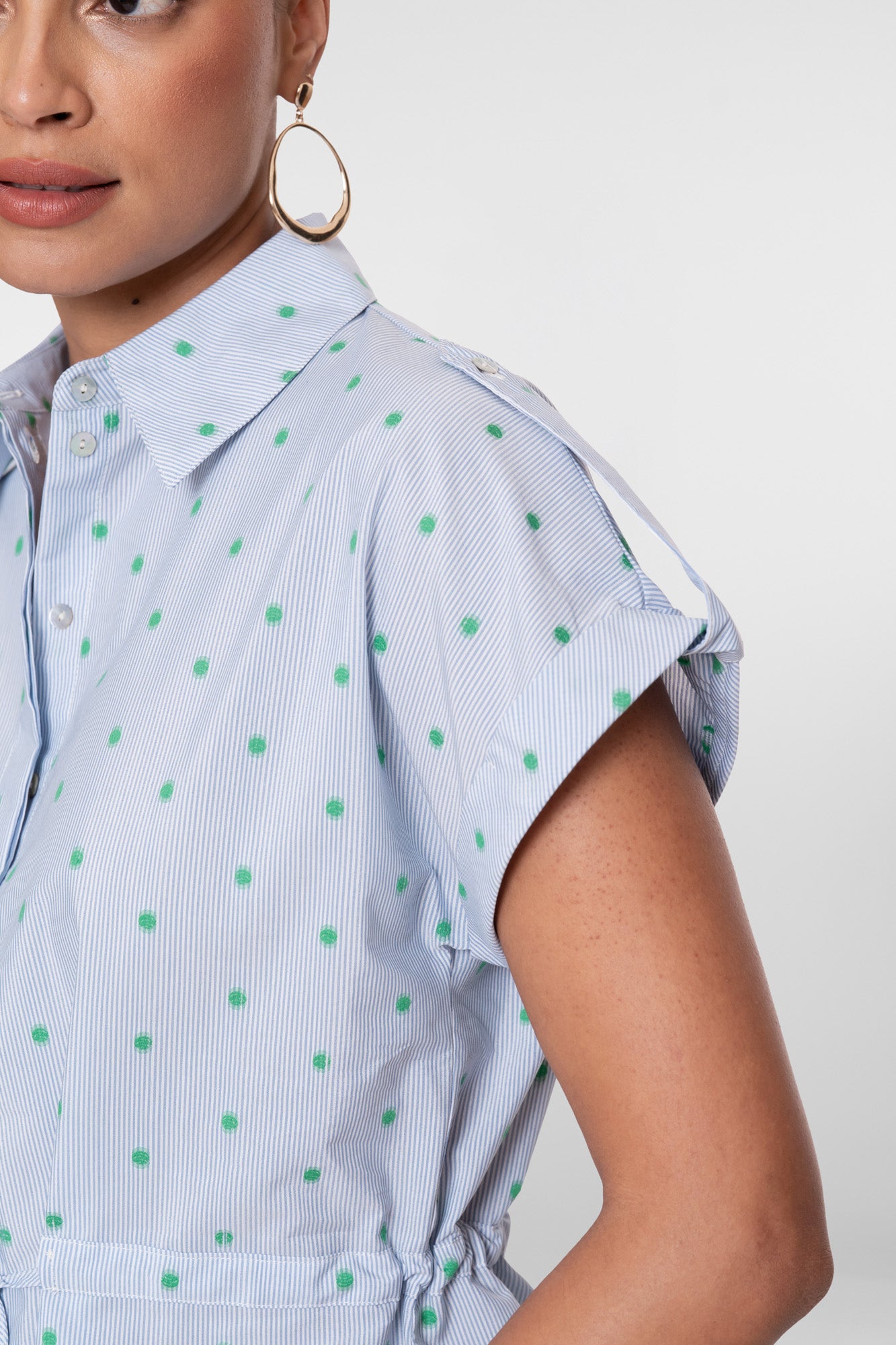 Geisha Bluse mit Streifenmuster, Punkten und Bindegürtel
