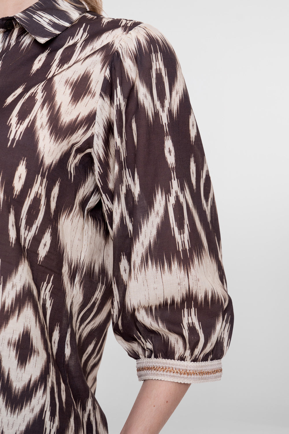 Geisha Bluse mit Aztekenprint und dekorativem Tape-Detail