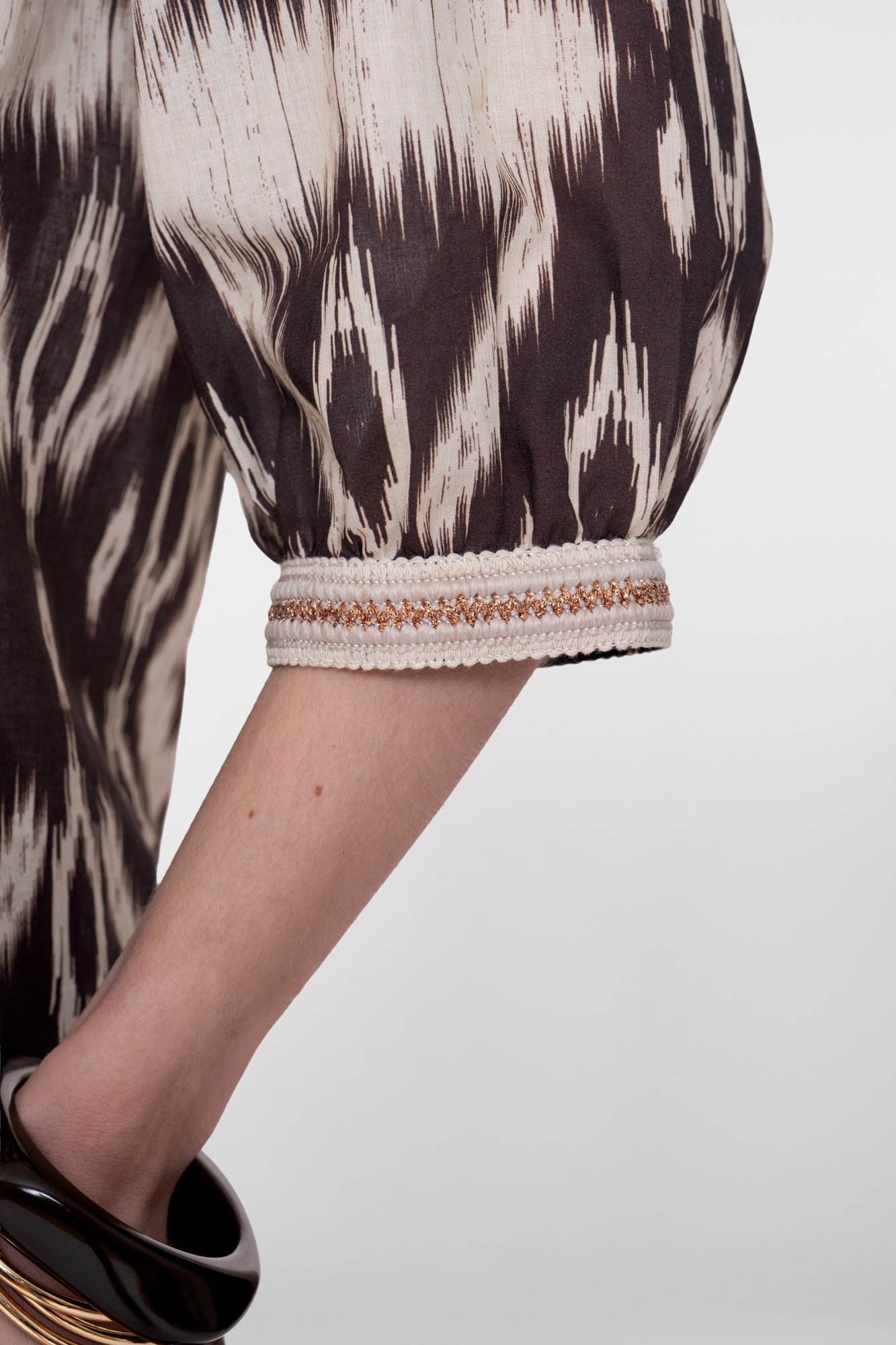 Geisha Bluse mit Aztekenprint und dekorativem Tape-Detail